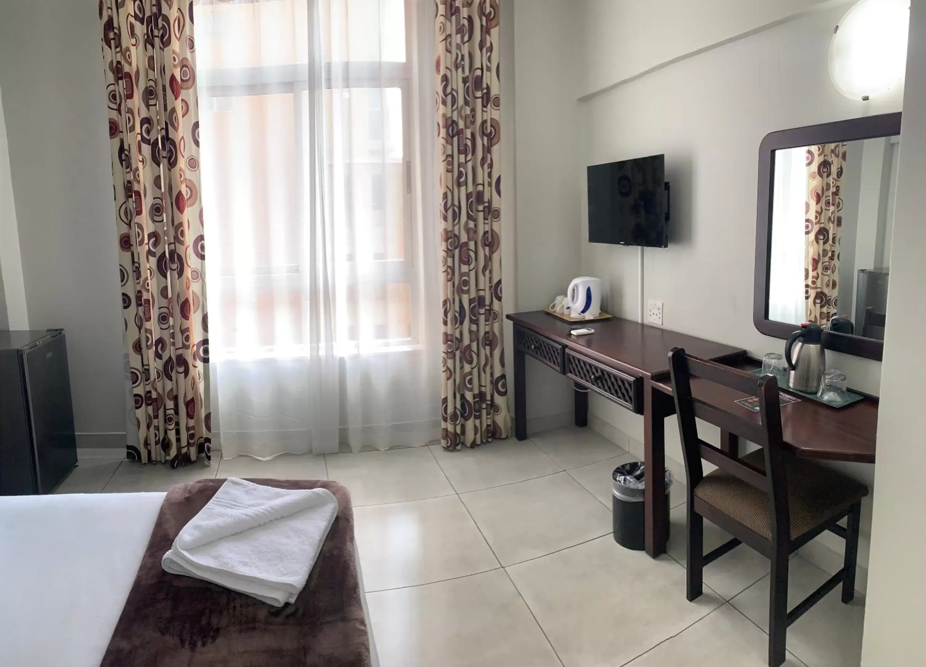 Bedroom, TV/Entertainment Center in Gooderson Tropicana Hotel