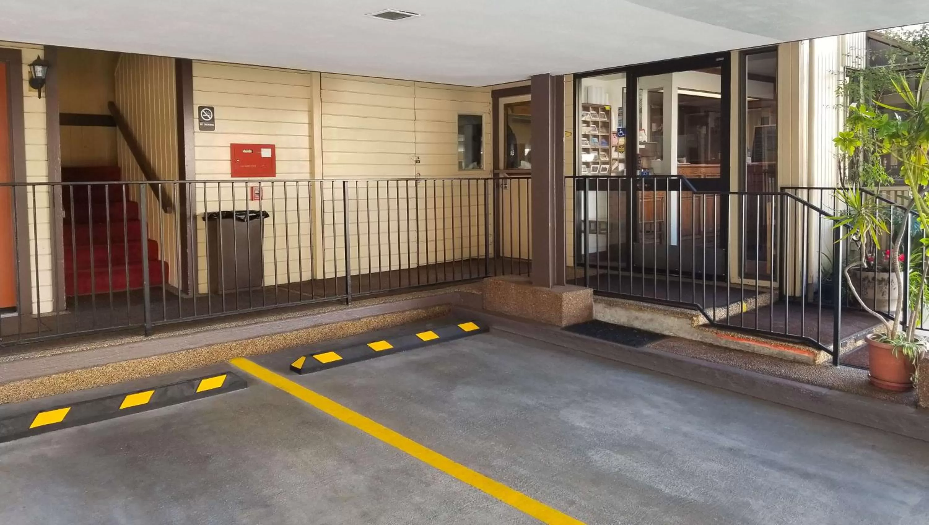 Property building in Pacific Heights Inn