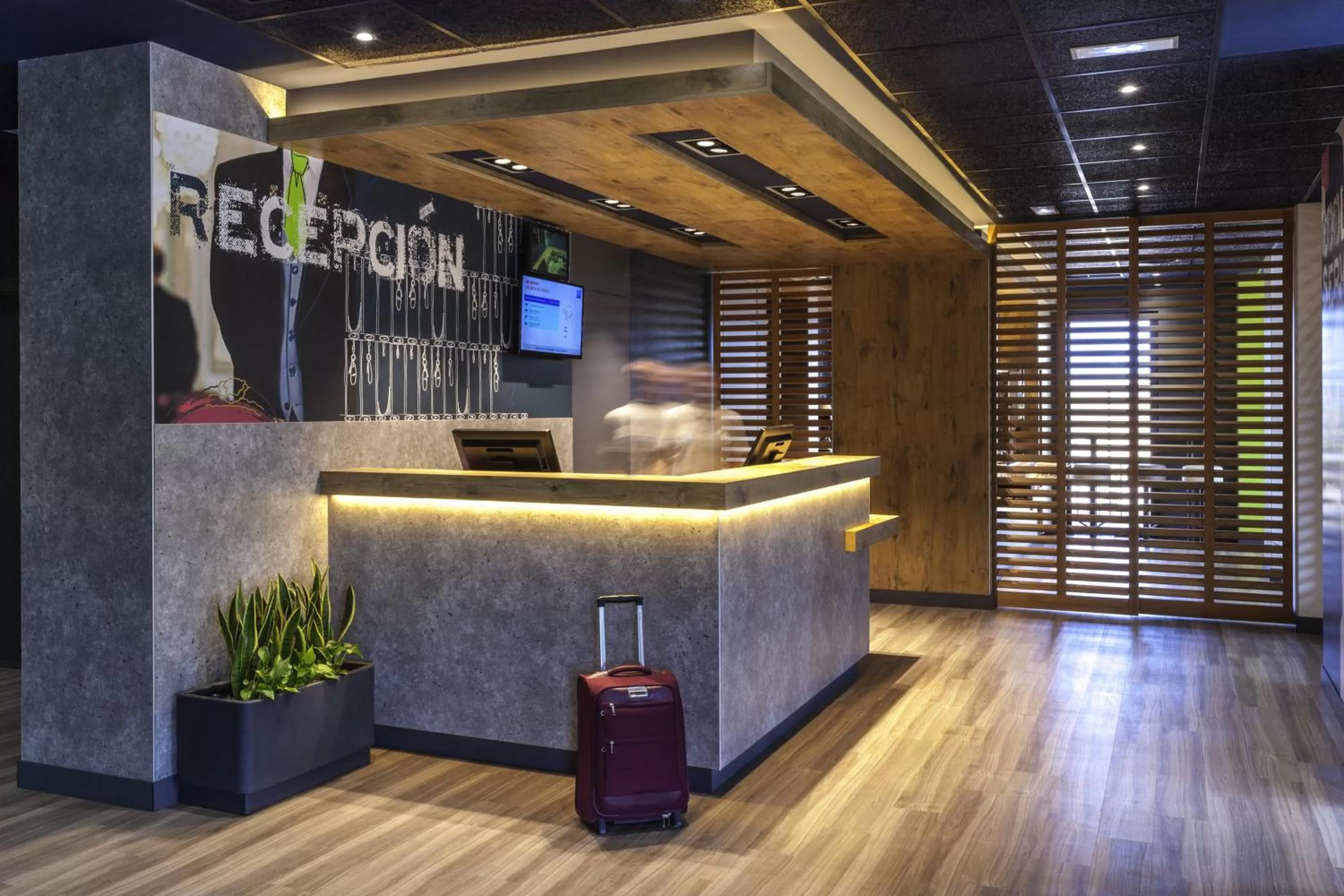 Lobby or reception in ibis budget Bordeaux Centre Bastide