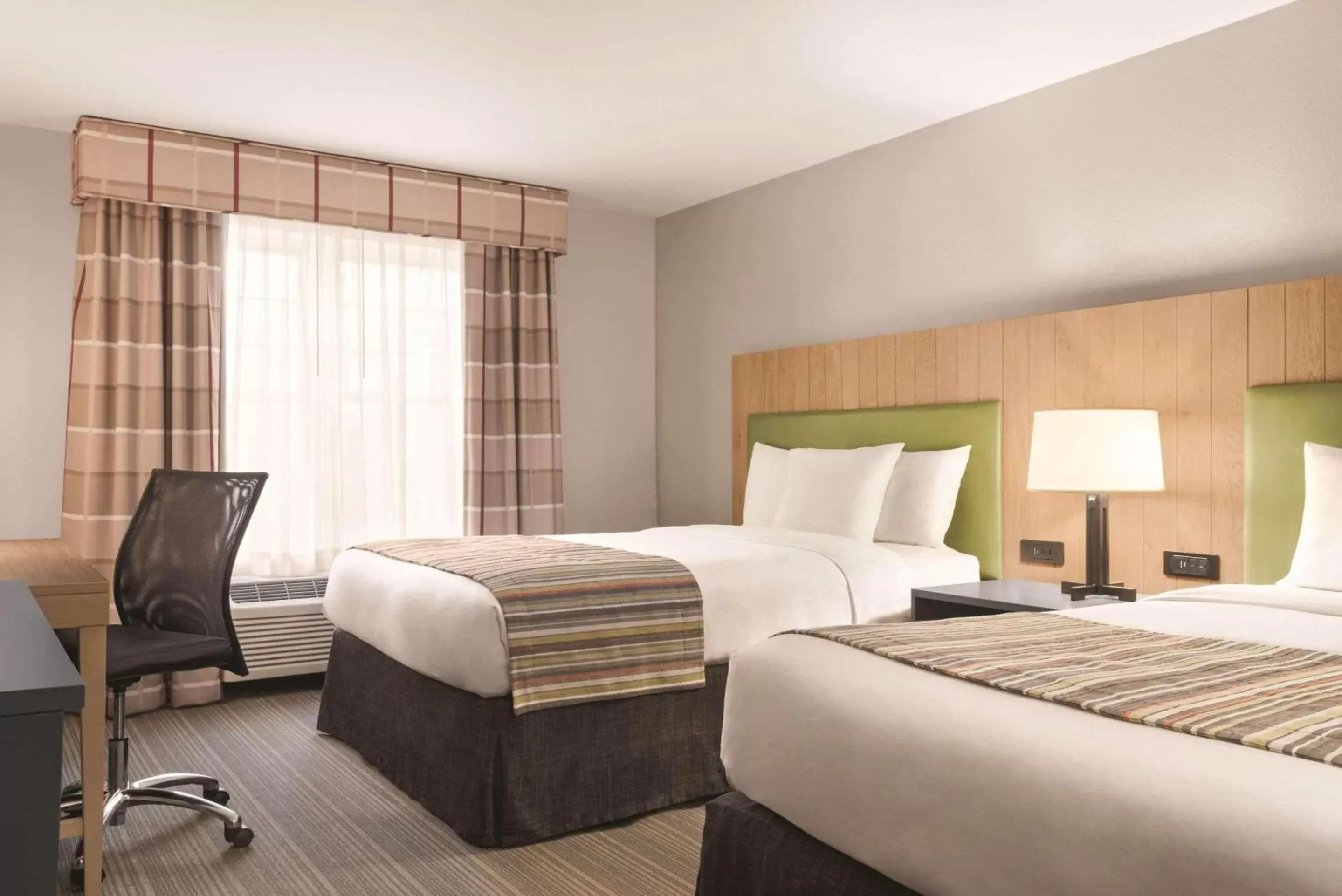 Bedroom, Bed in Country Inn & Suites by Radisson, Schaumburg, IL