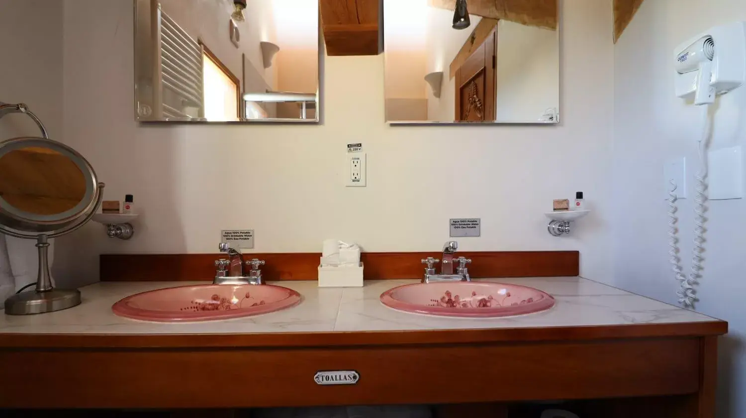 Shower, Bathroom in Hotel Casa de Familia de San Cristobal