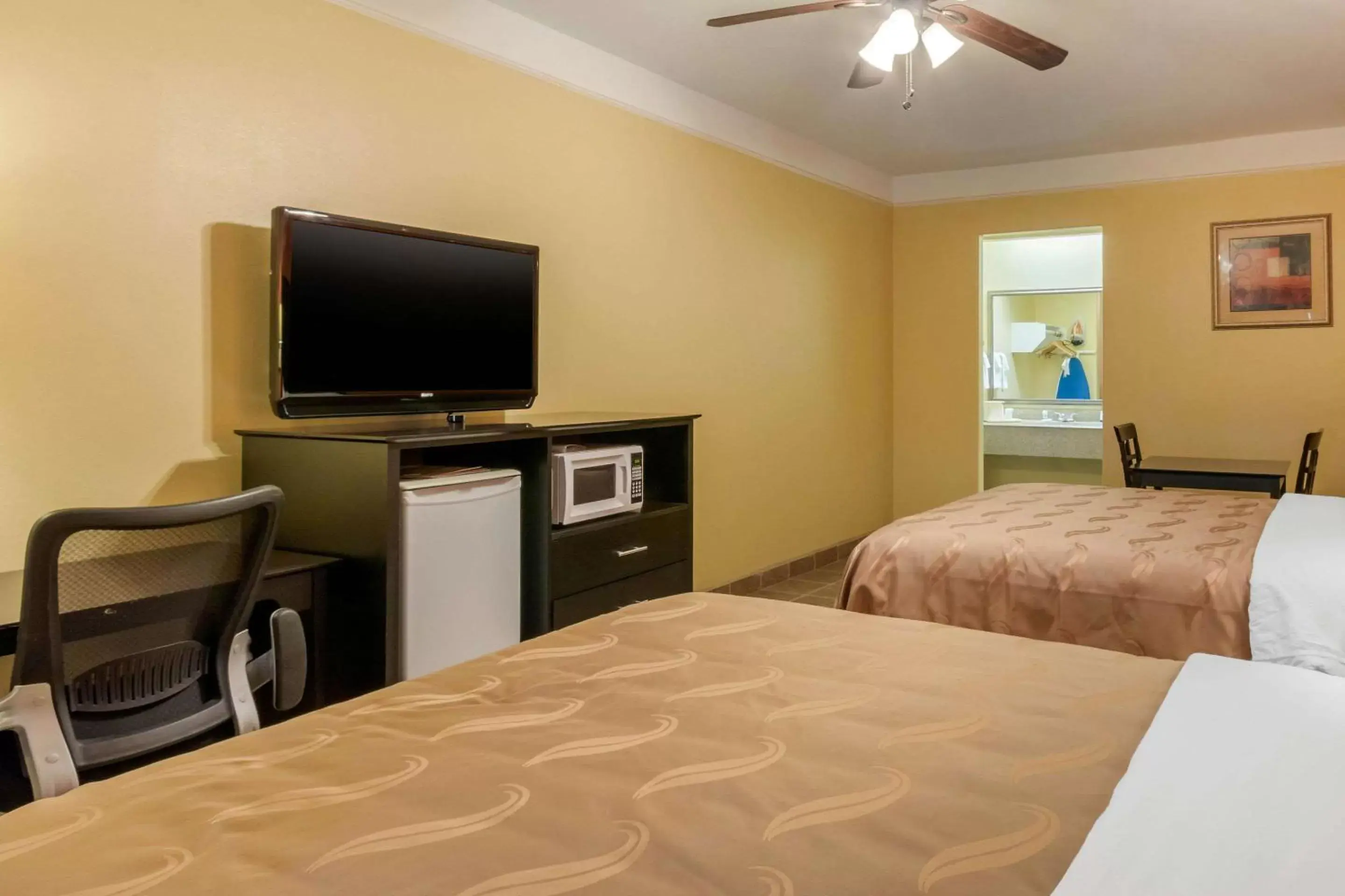 Photo of the whole room, Bed in Quality Inn & Suites at The Outlets Mercedes/Weslaco