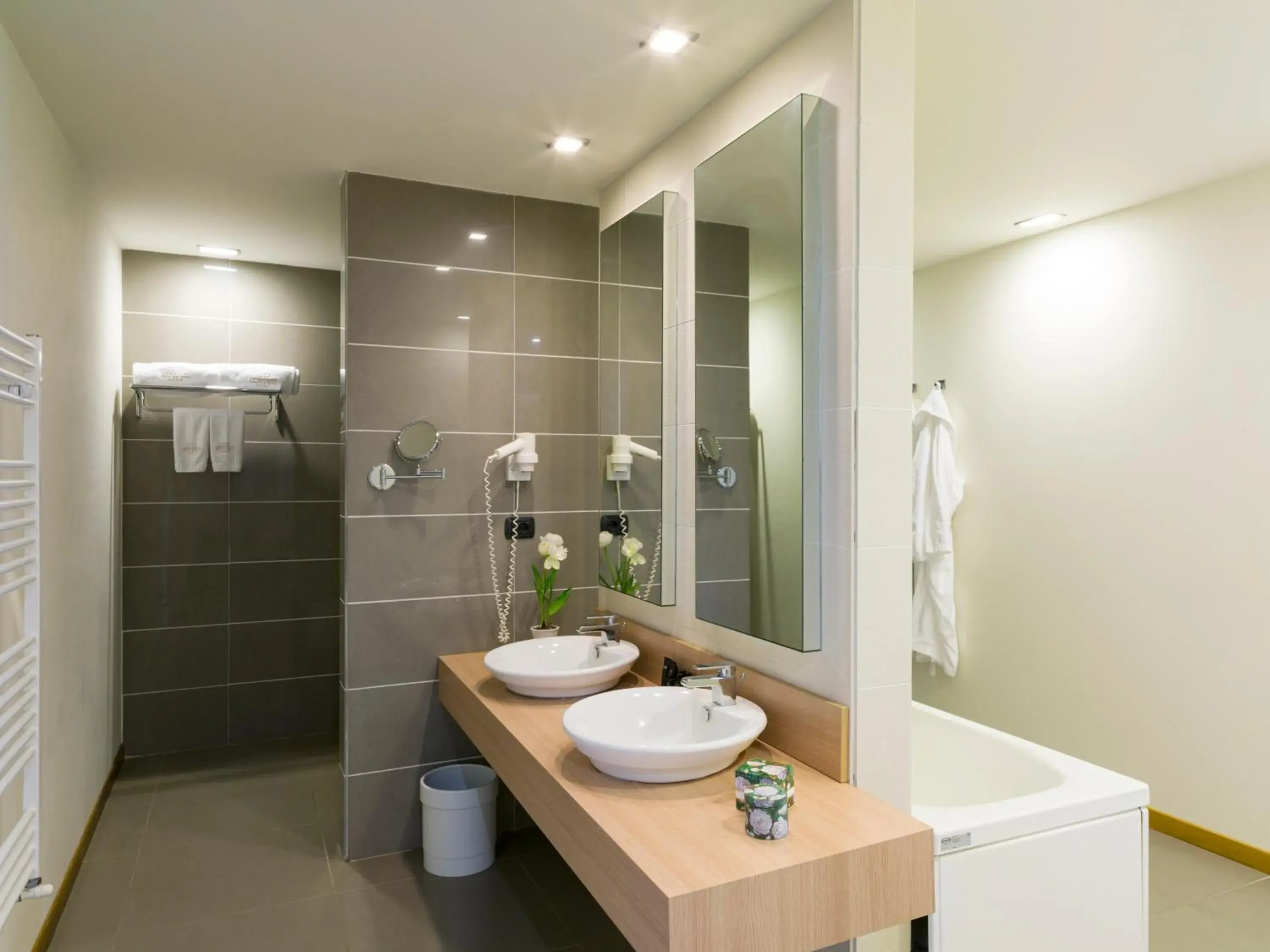 Shower, Bathroom in Esperia Palace Hotel & Resort Spa