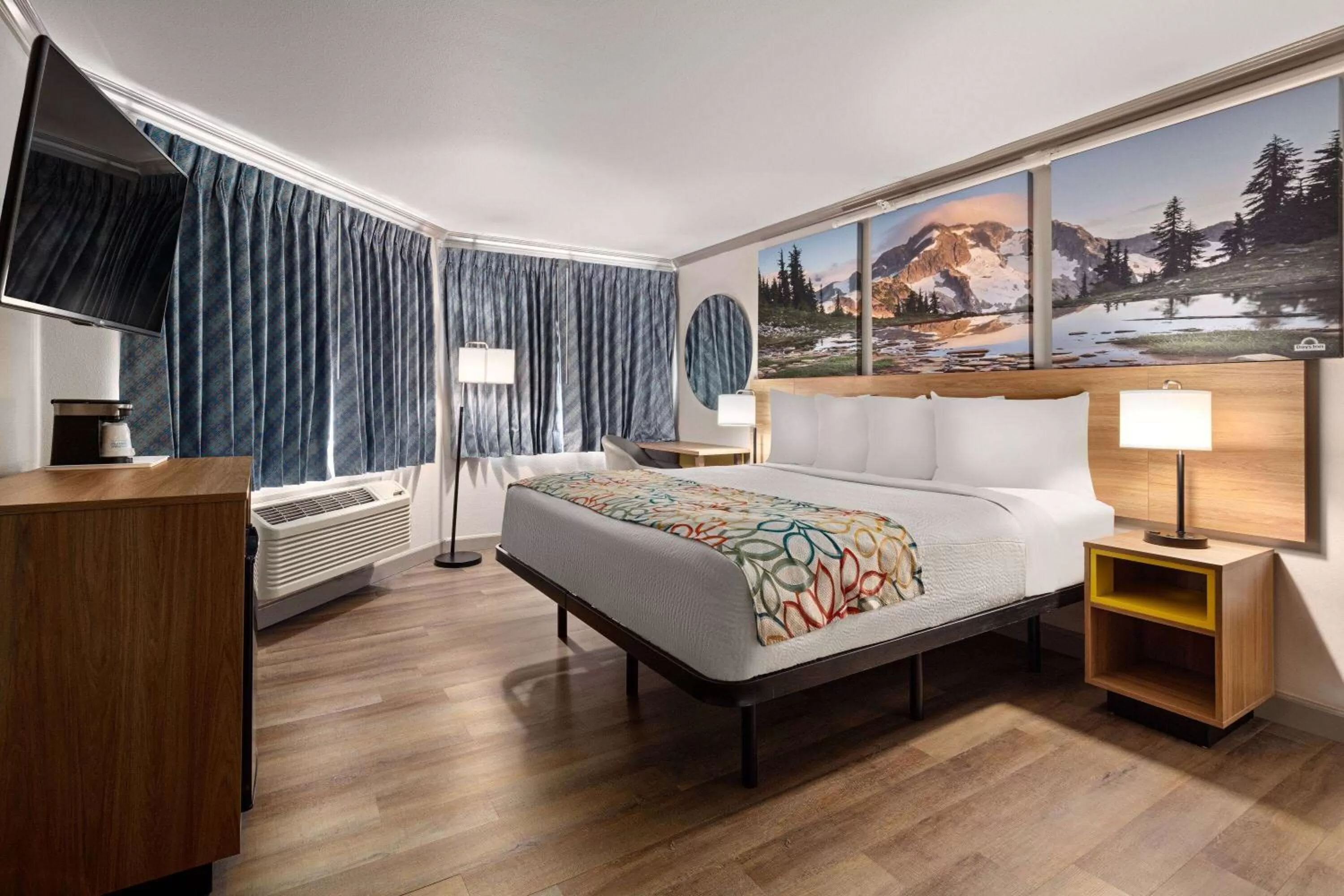 Photo of the whole room, Bed in Days Inn by Wyndham Lakewood South Tacoma