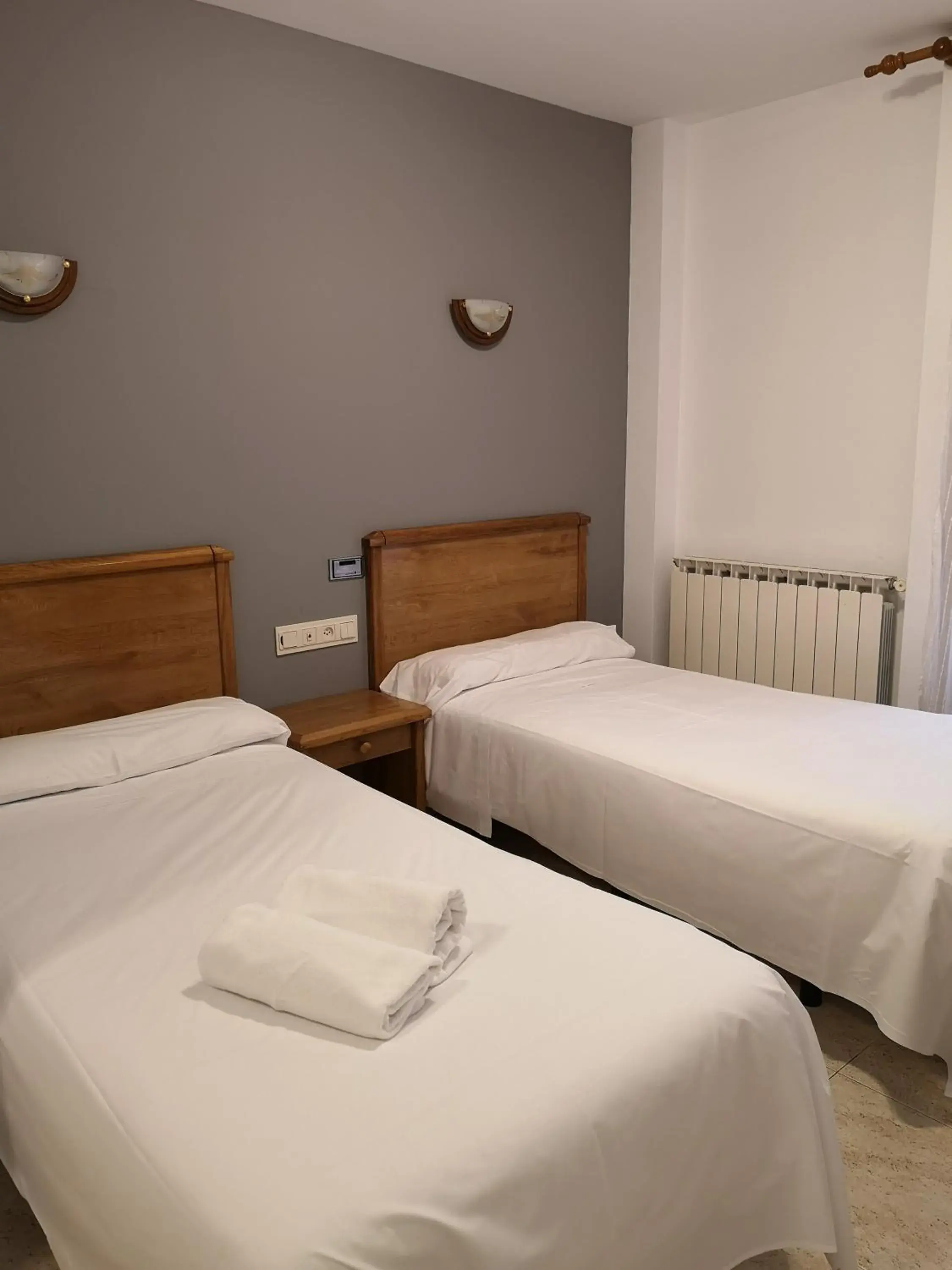 Photo of the whole room, Bed in Ciudad de Jaca