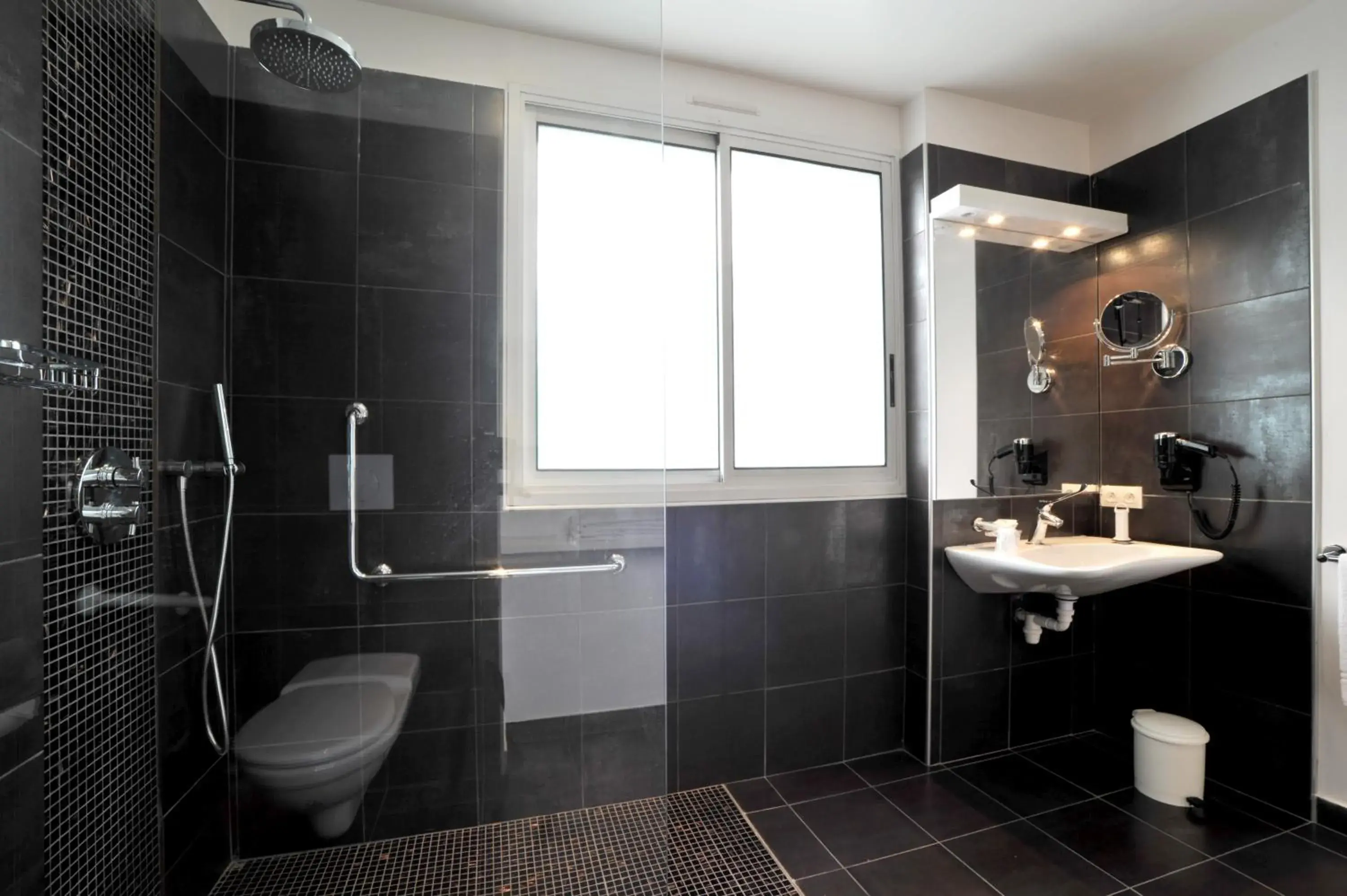 Bathroom in inspiration by balladins Villefranche-de-Rouergue