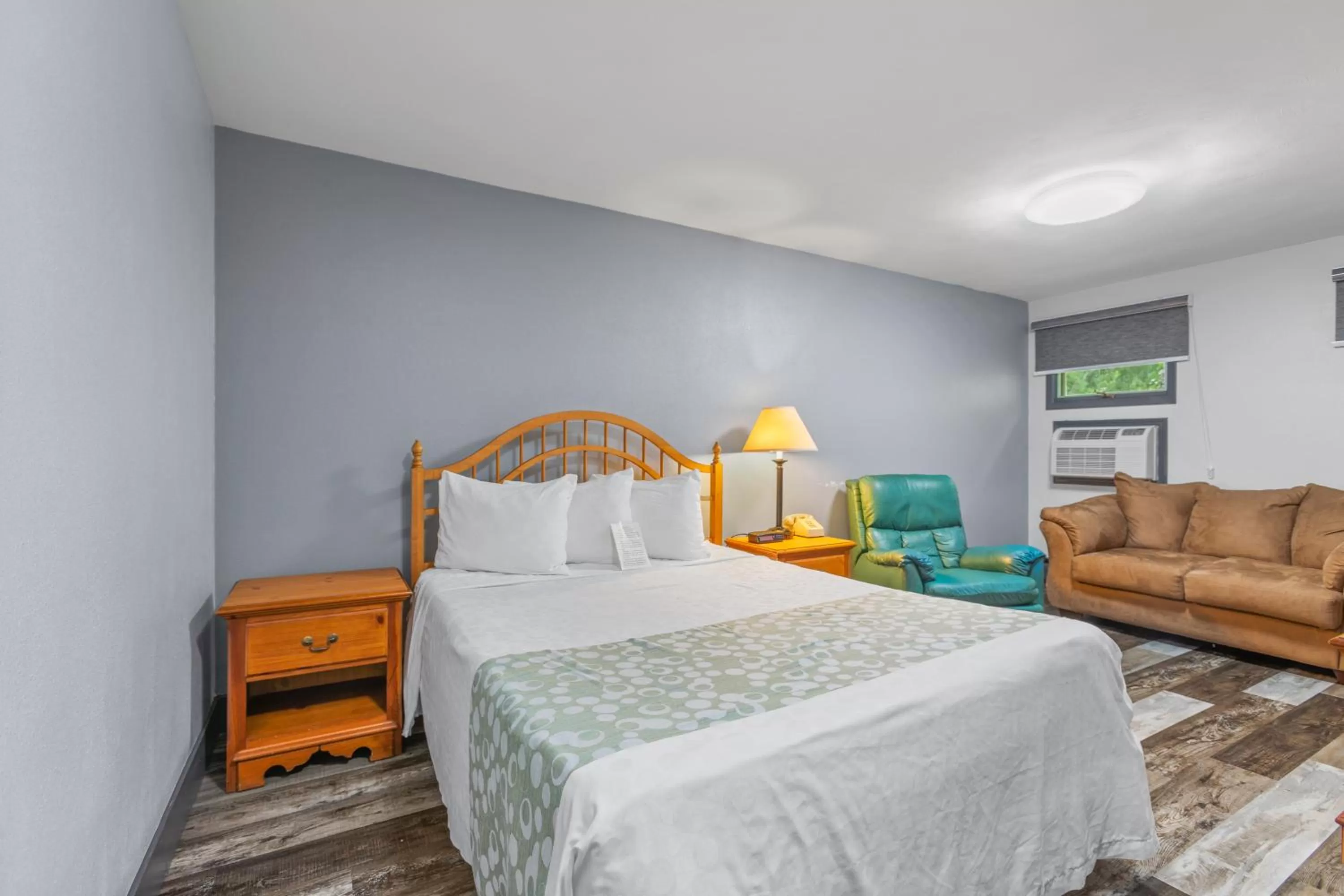 Bed in Glass House Inn Erie Near I-90 & I-79