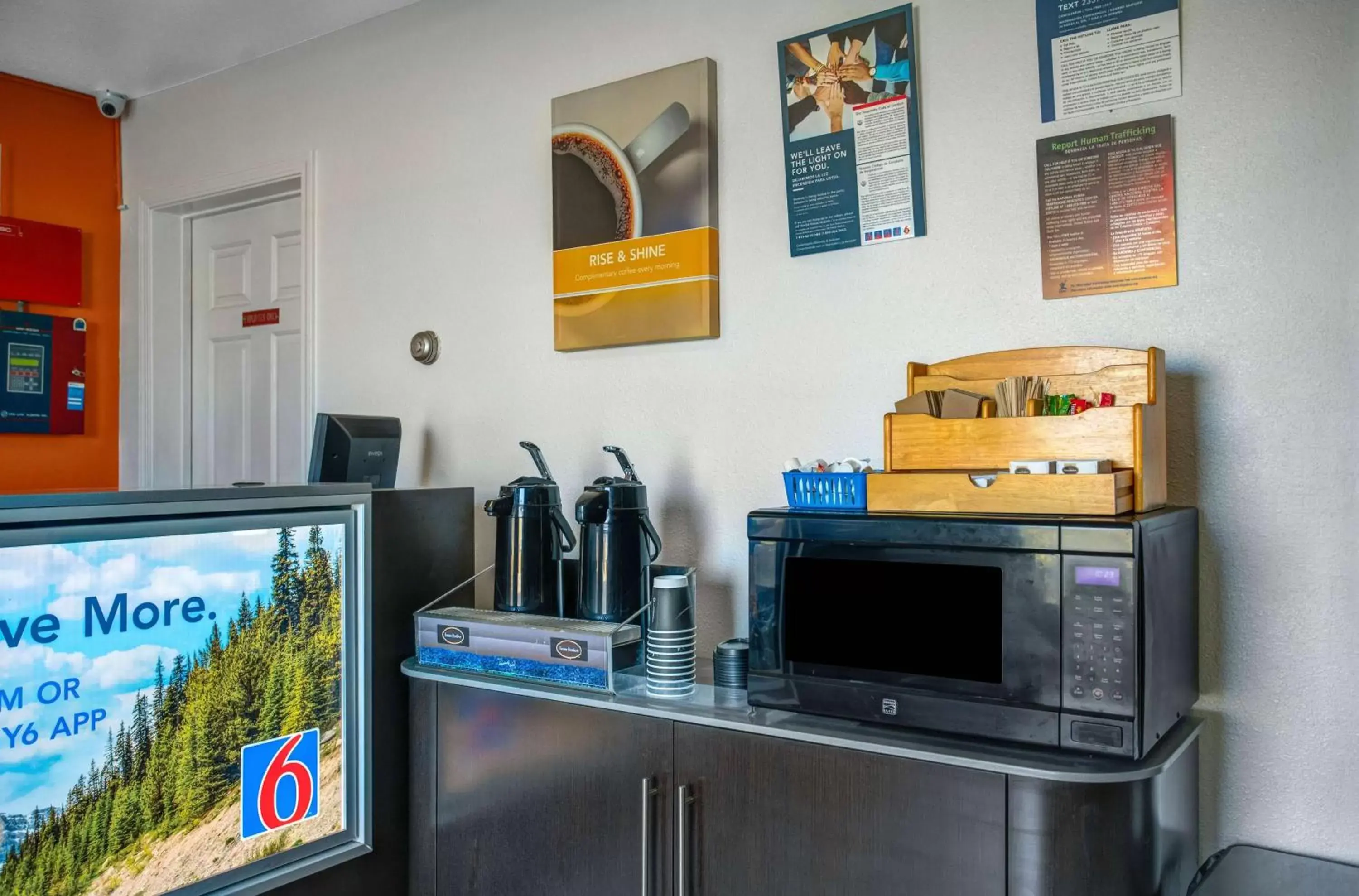 Restaurant/places to eat, Kitchen/Kitchenette in Motel 6-Baker City, OR