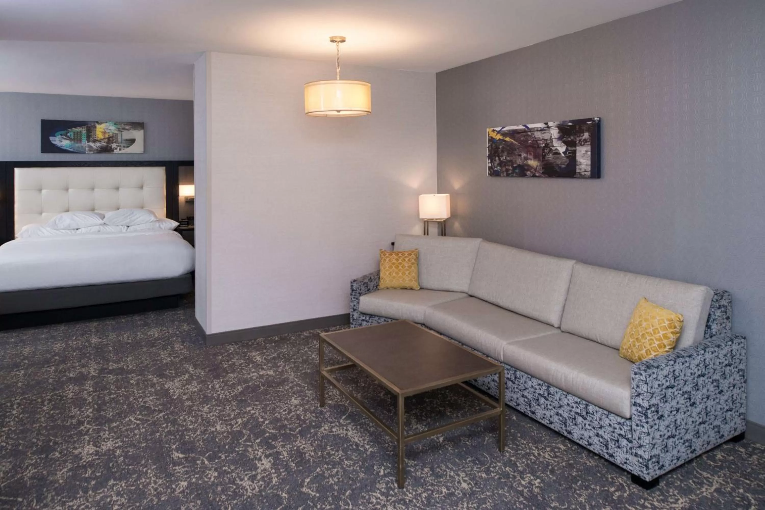 Living room, Bed in DoubleTree by Hilton Utica