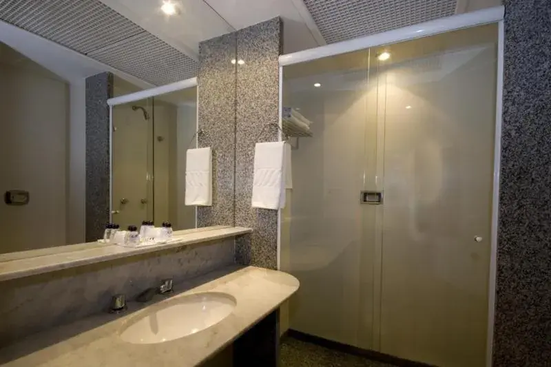 Bathroom in Copacabana Mar Hotel