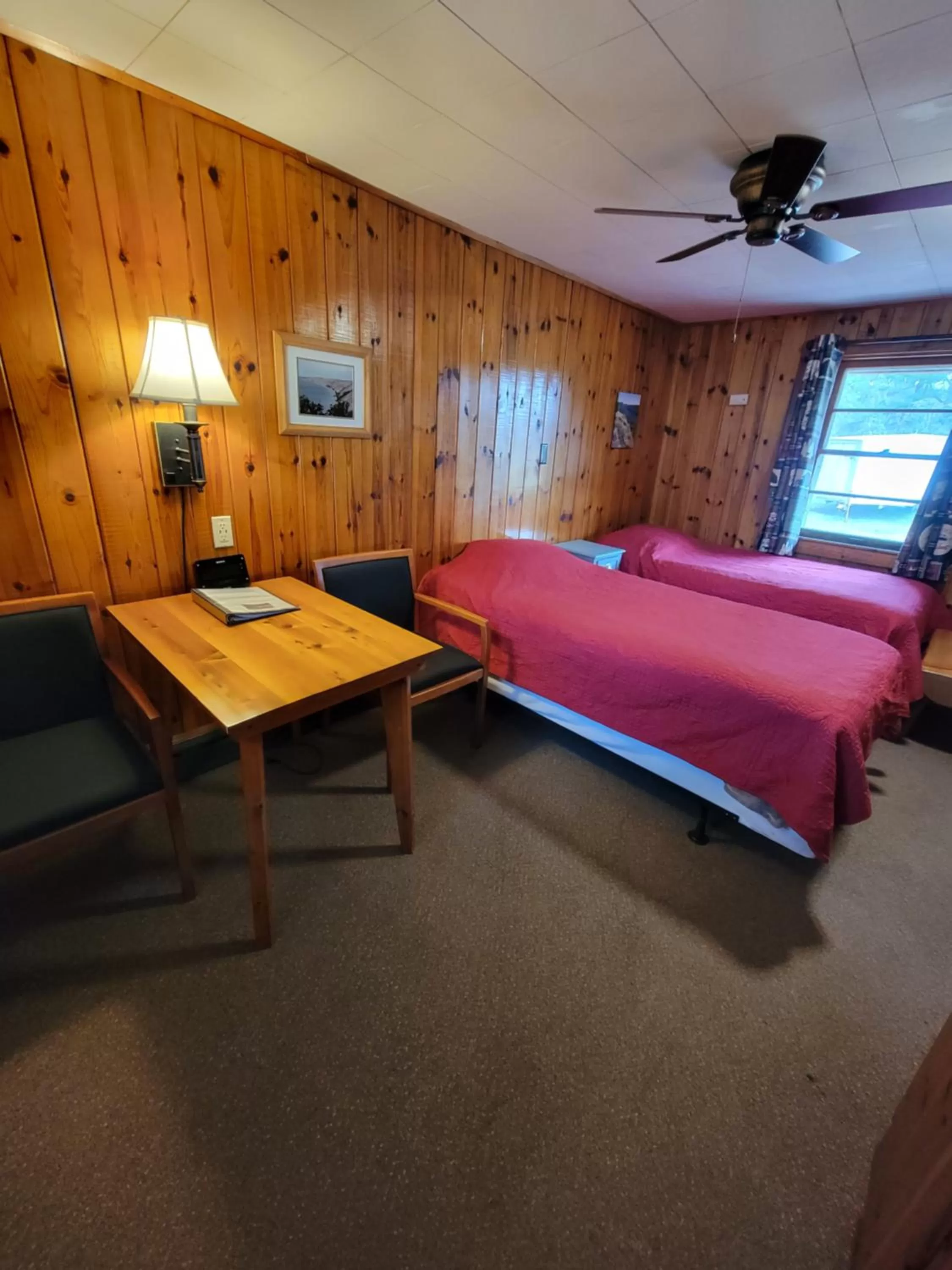 Bed in Two Rivers Motel and Cabins of Kenton, MI