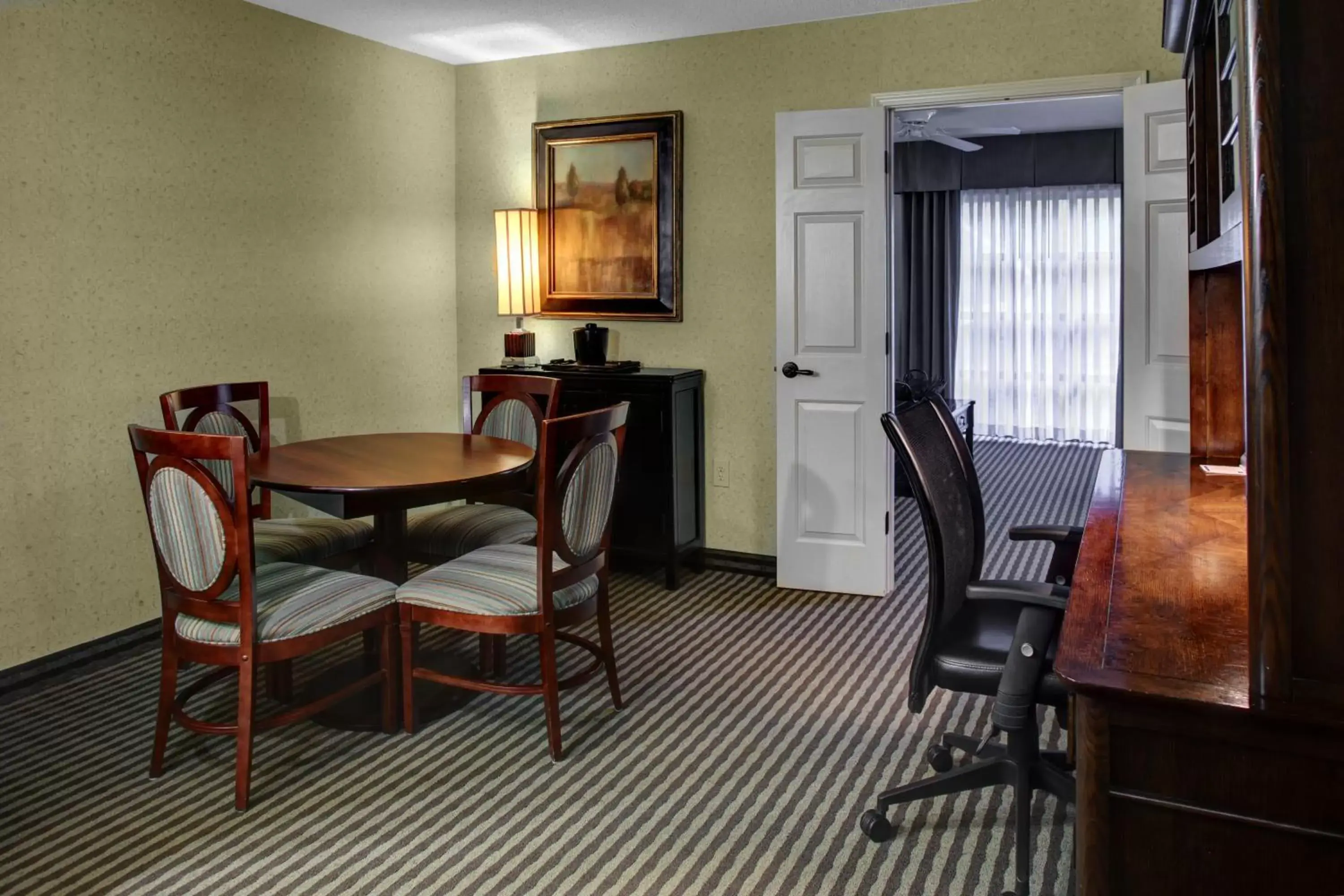 Photo of the whole room, Dining Area in Holiday Inn Express Hotel & Suites Atlanta Buckhead, an IHG Hotel