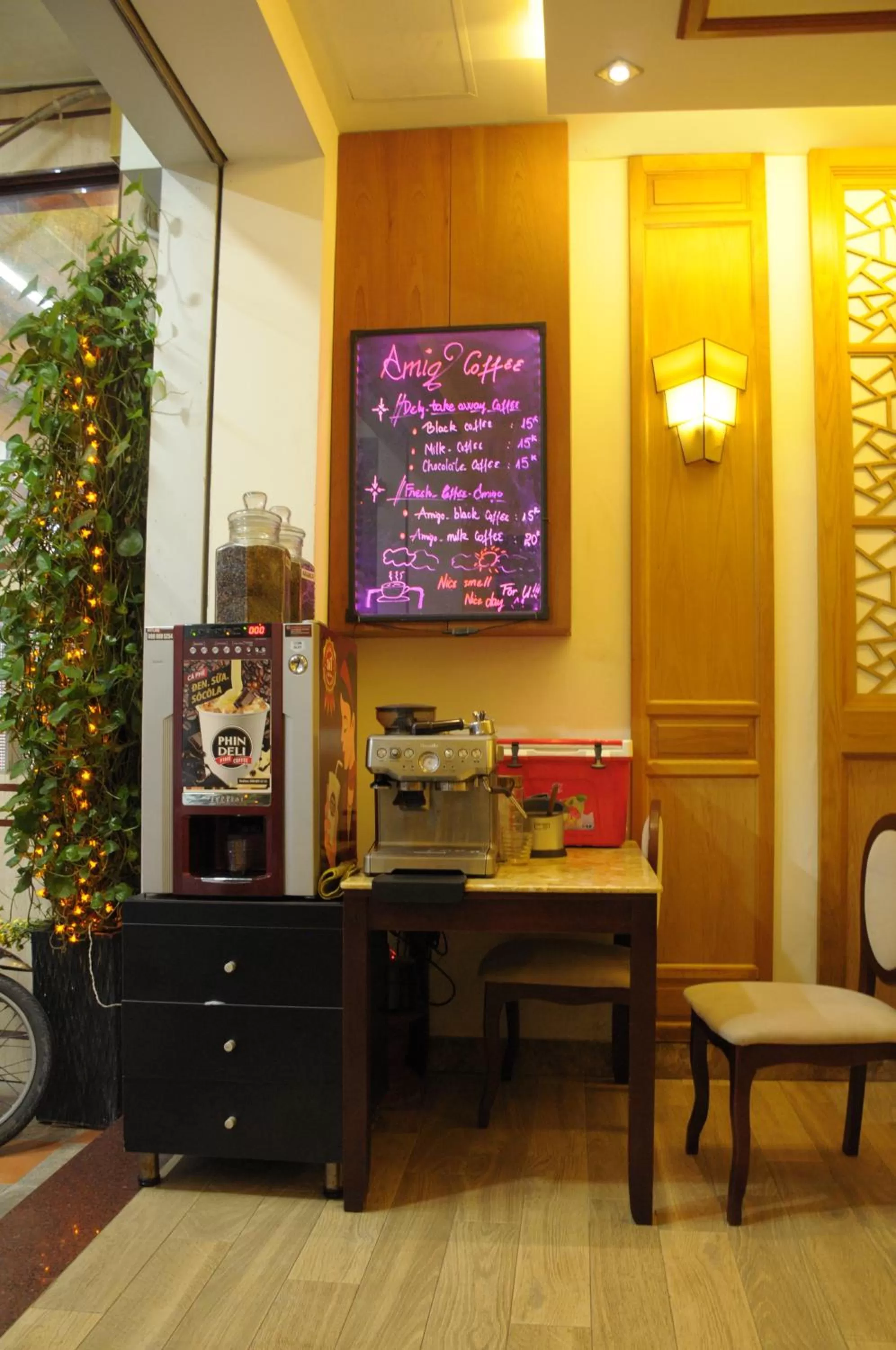 Restaurant/places to eat in Saigon Amigo Hotel