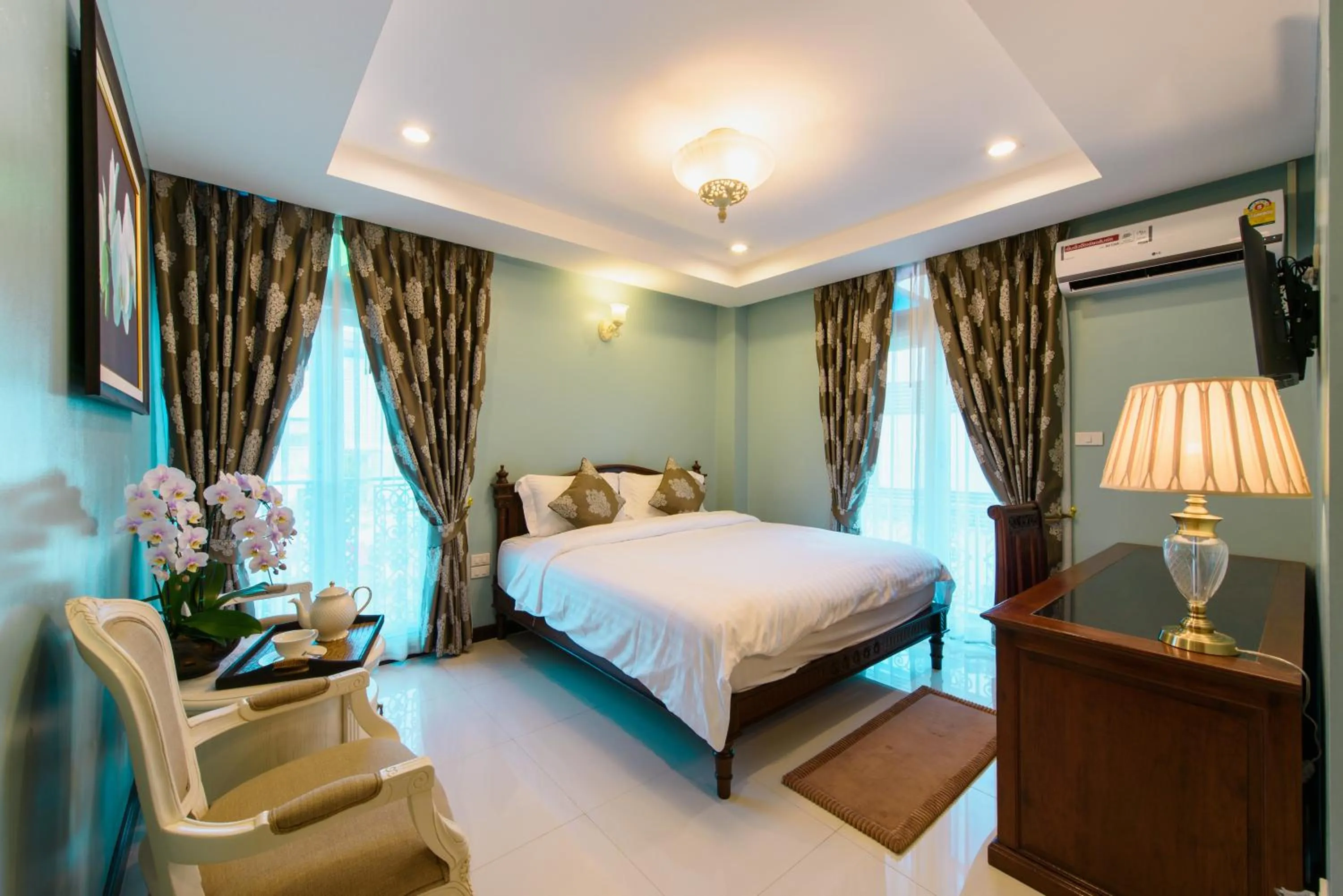 TV and multimedia, Bed in The Velvet Orchid