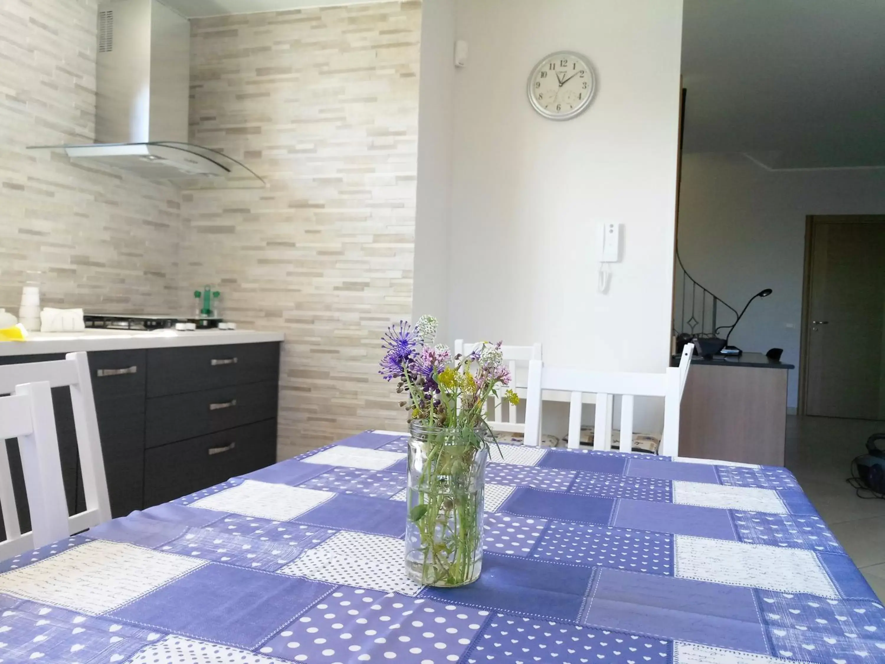 Communal kitchen, Dining Area in Villa Feluchia Tra Il Mare E Il Vulcano