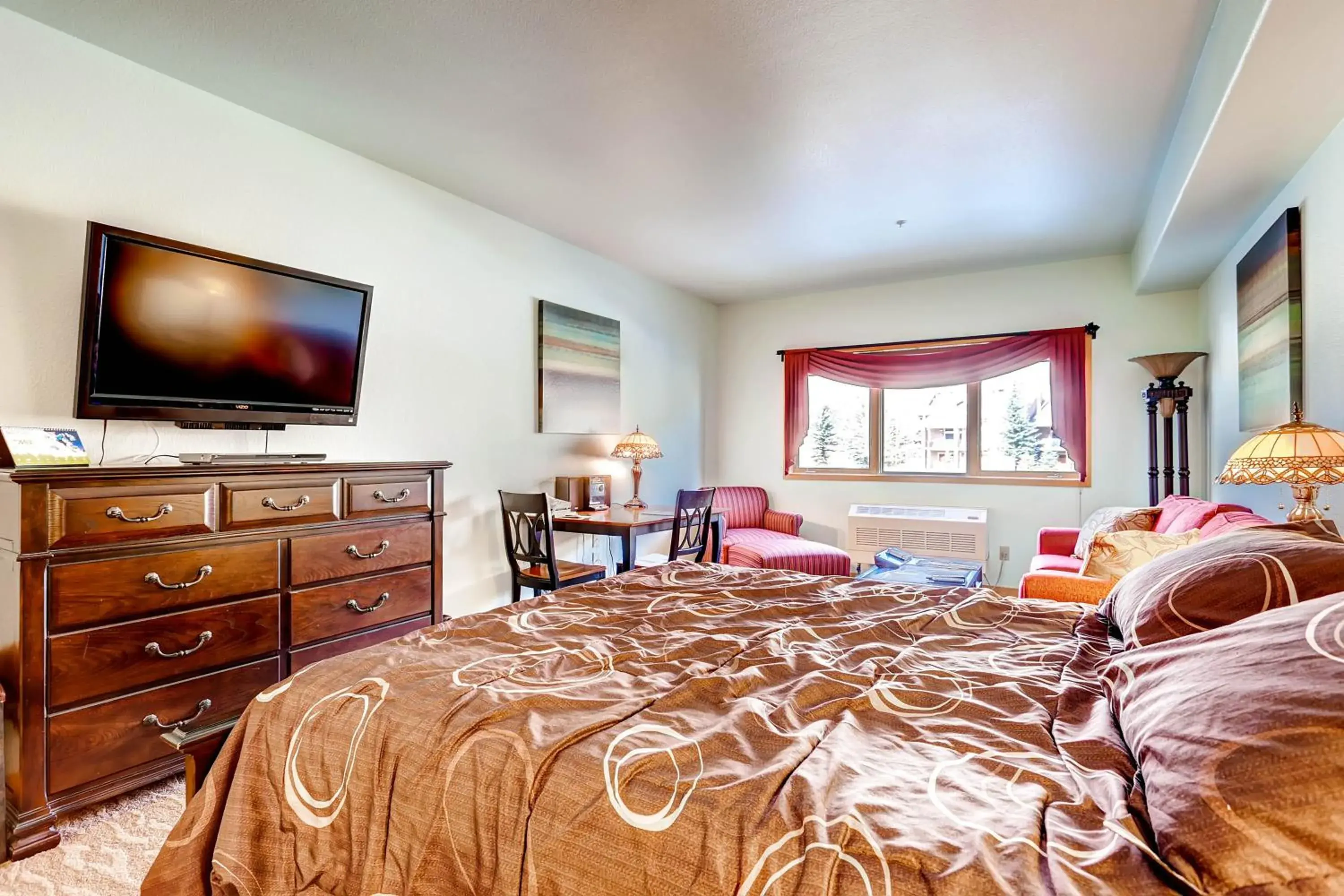 Living room, Bed in Gateway Mountain Lodge by Keystone Resort Living room, Bed in Gateway Mountain Lodge by Keystone Resort