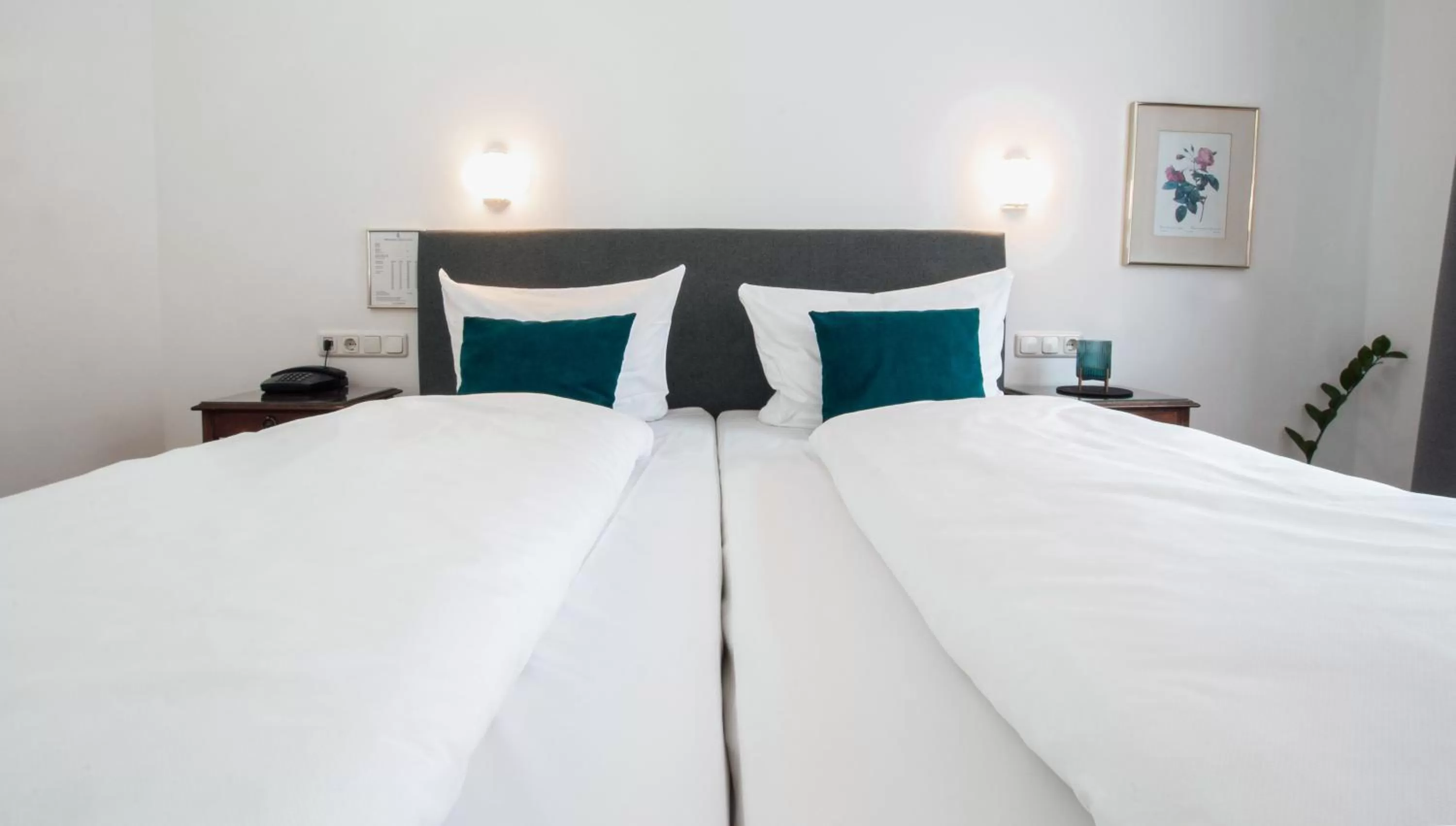 Bed in Hotel Altmünchen by Blattl