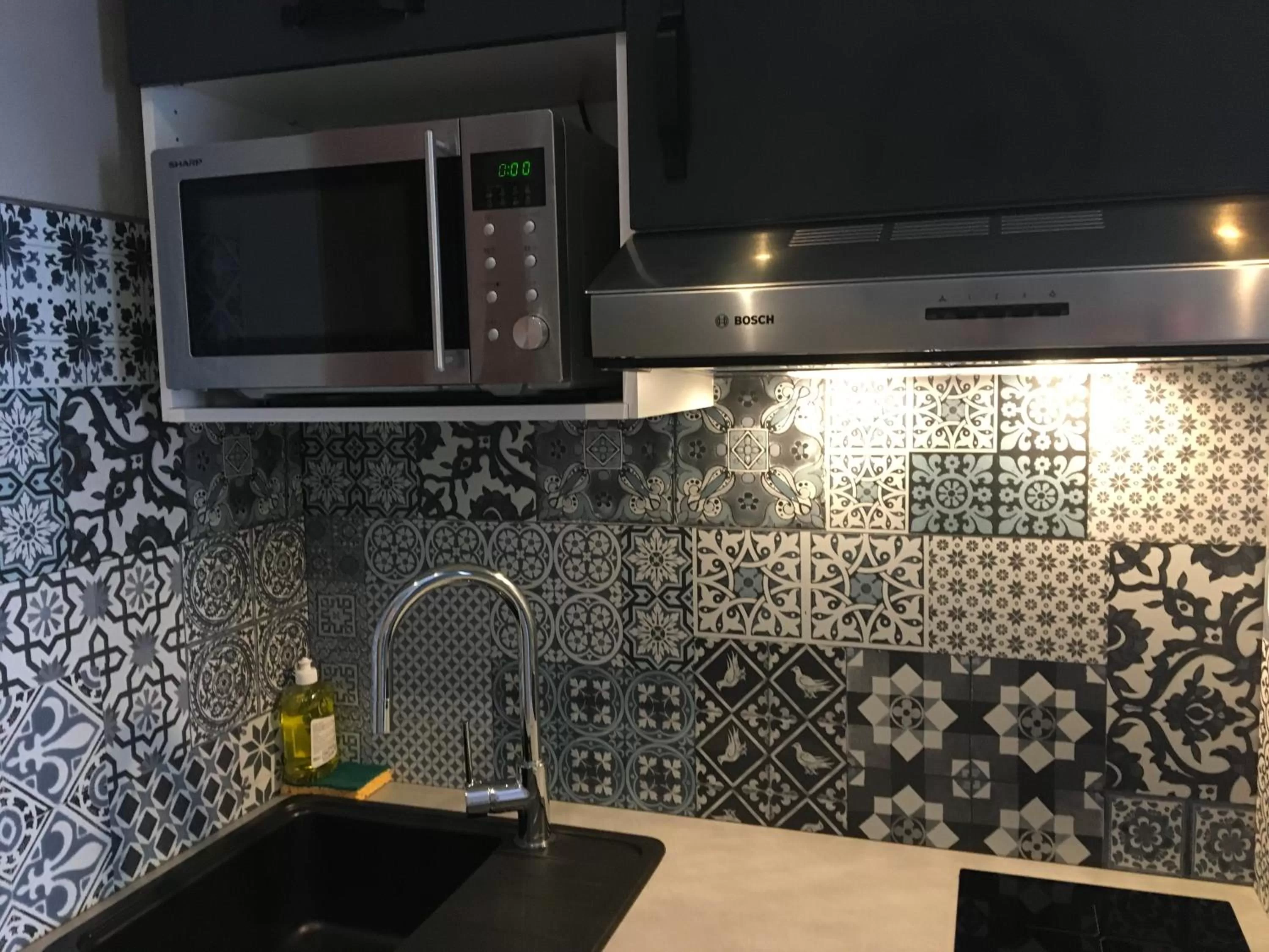 Kitchen or kitchenette in Hôtel & Appartements Le Florence