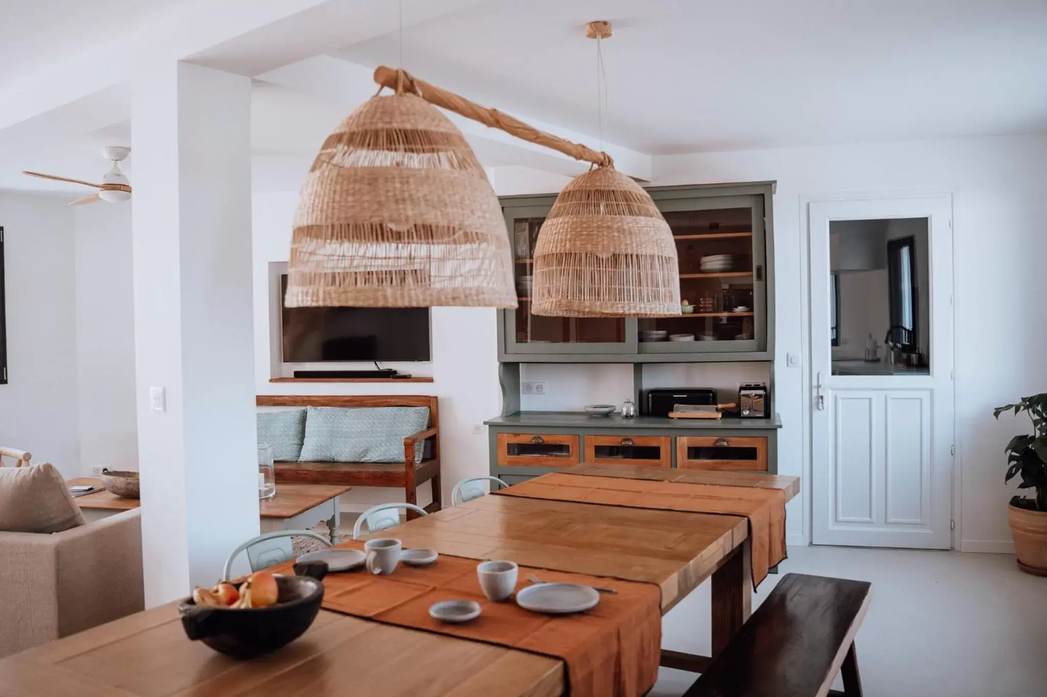 Kitchen or kitchenette, Dining Area in Biarritz Surf Lodge Chambre d'hôtes