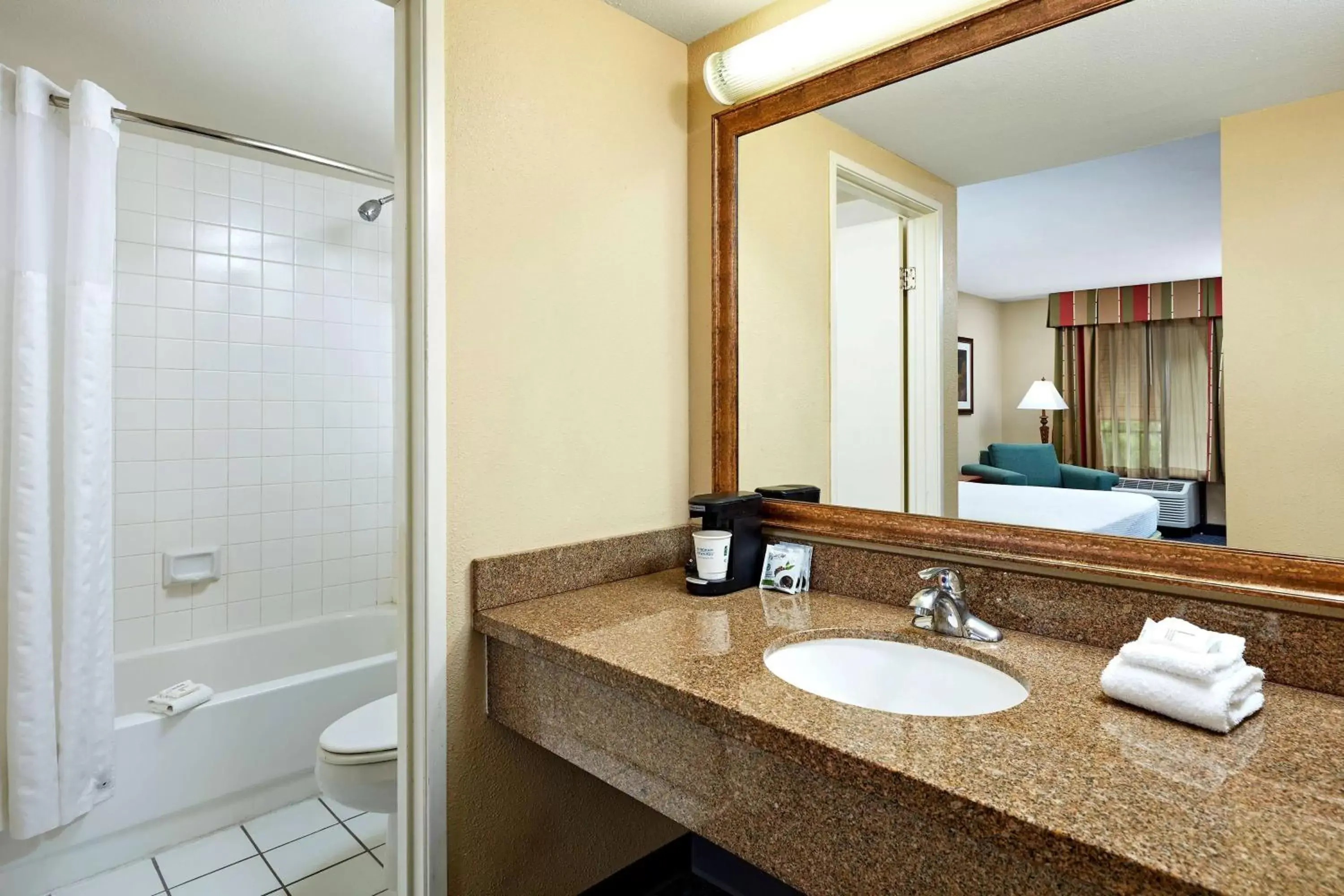 Photo of the whole room, Bathroom in La Quinta by Wyndham Thousand Oaks-Newbury Park