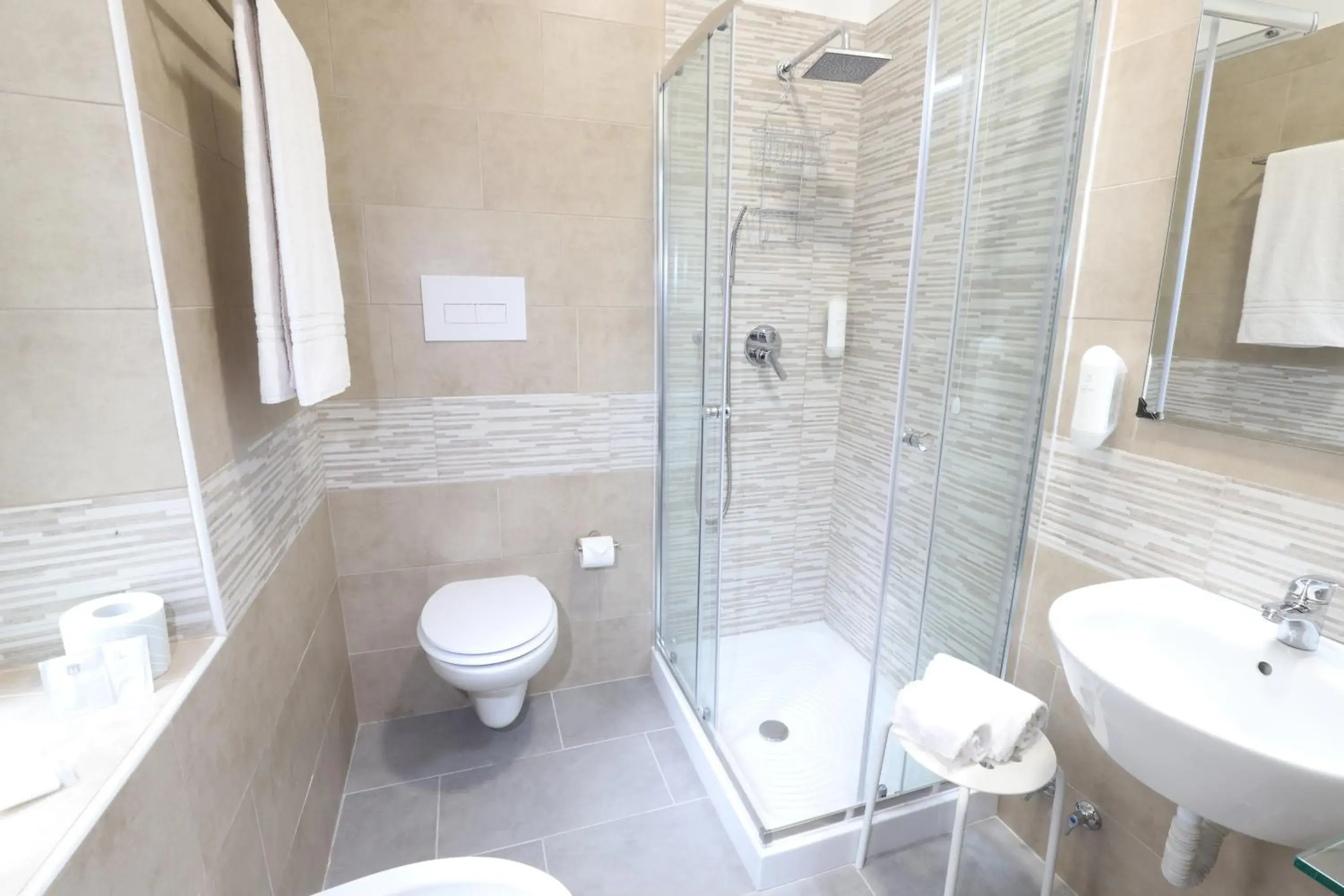 Shower, Bathroom in Albergo Leonardo Da Vinci