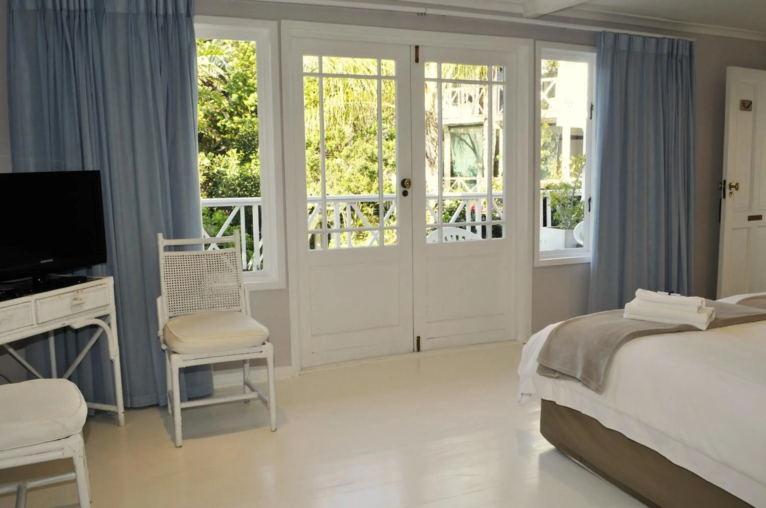 Bedroom, Seating Area in Brenton Beach House