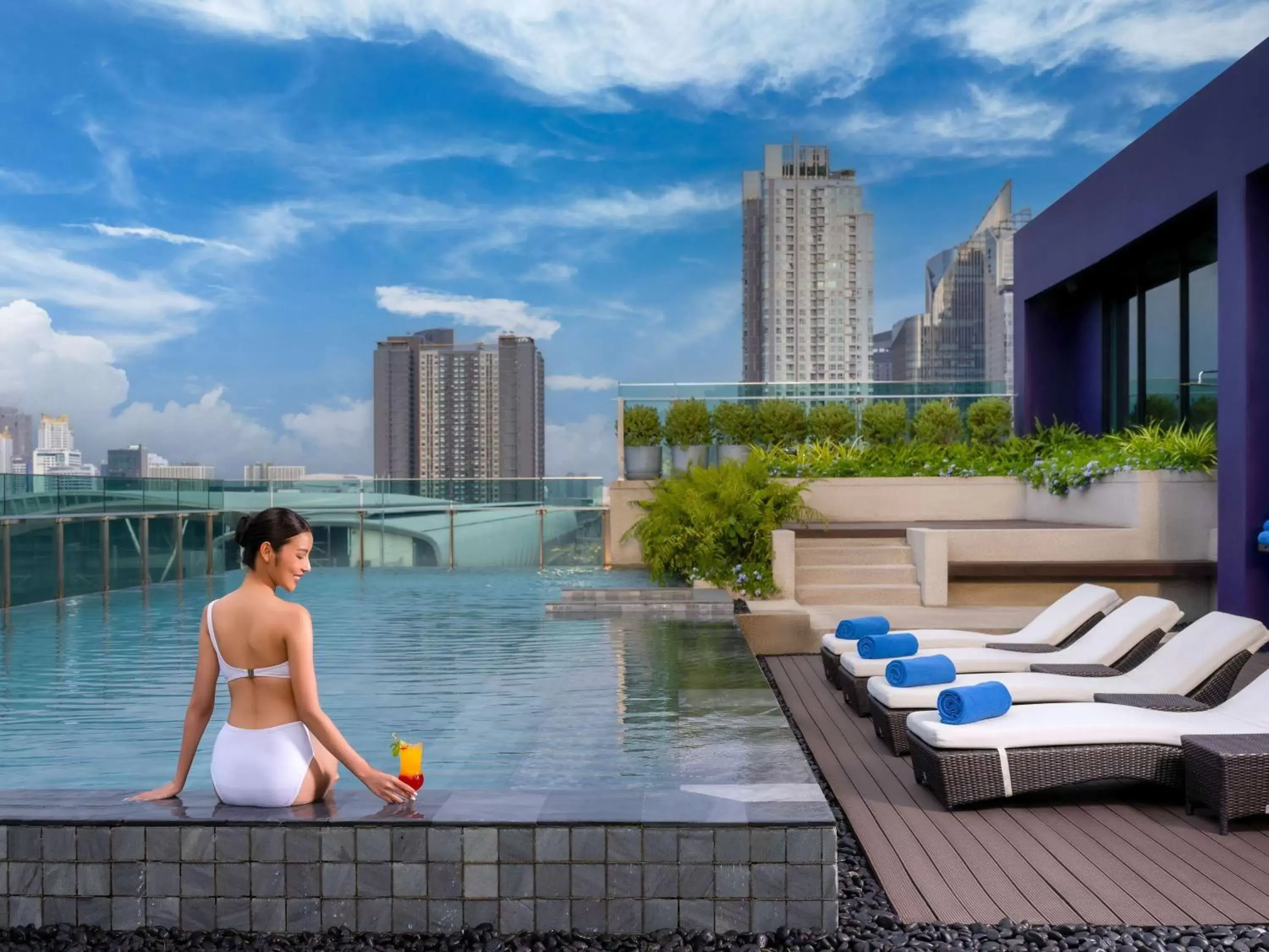 Property building, Swimming Pool in Mercure Bangkok Makkasan