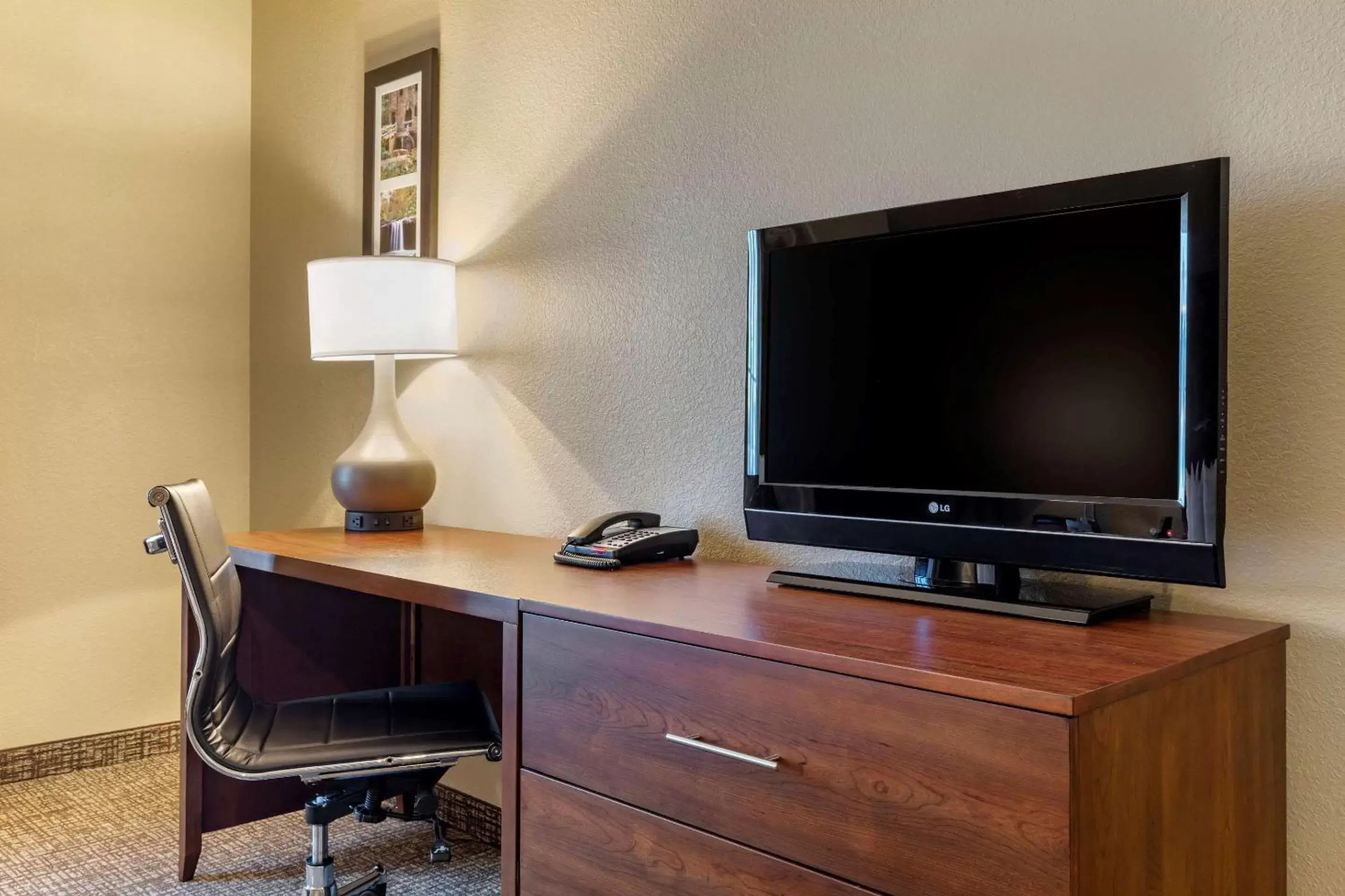 Photo of the whole room, TV/Entertainment Center in Comfort Inn & Suites Russellville I-40