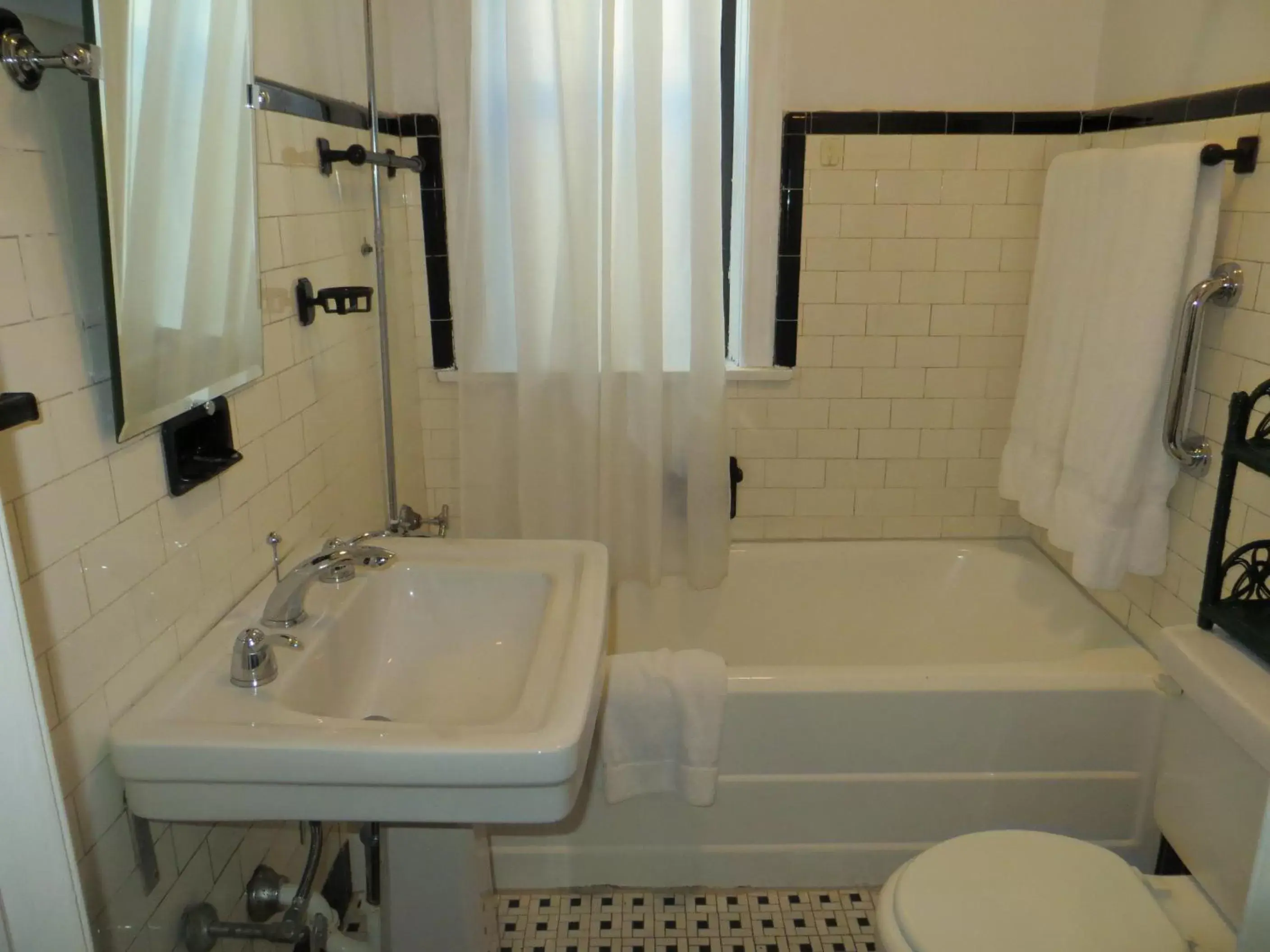 Shower, Bathroom in The Polo Inn Bridgeport U.S.A.