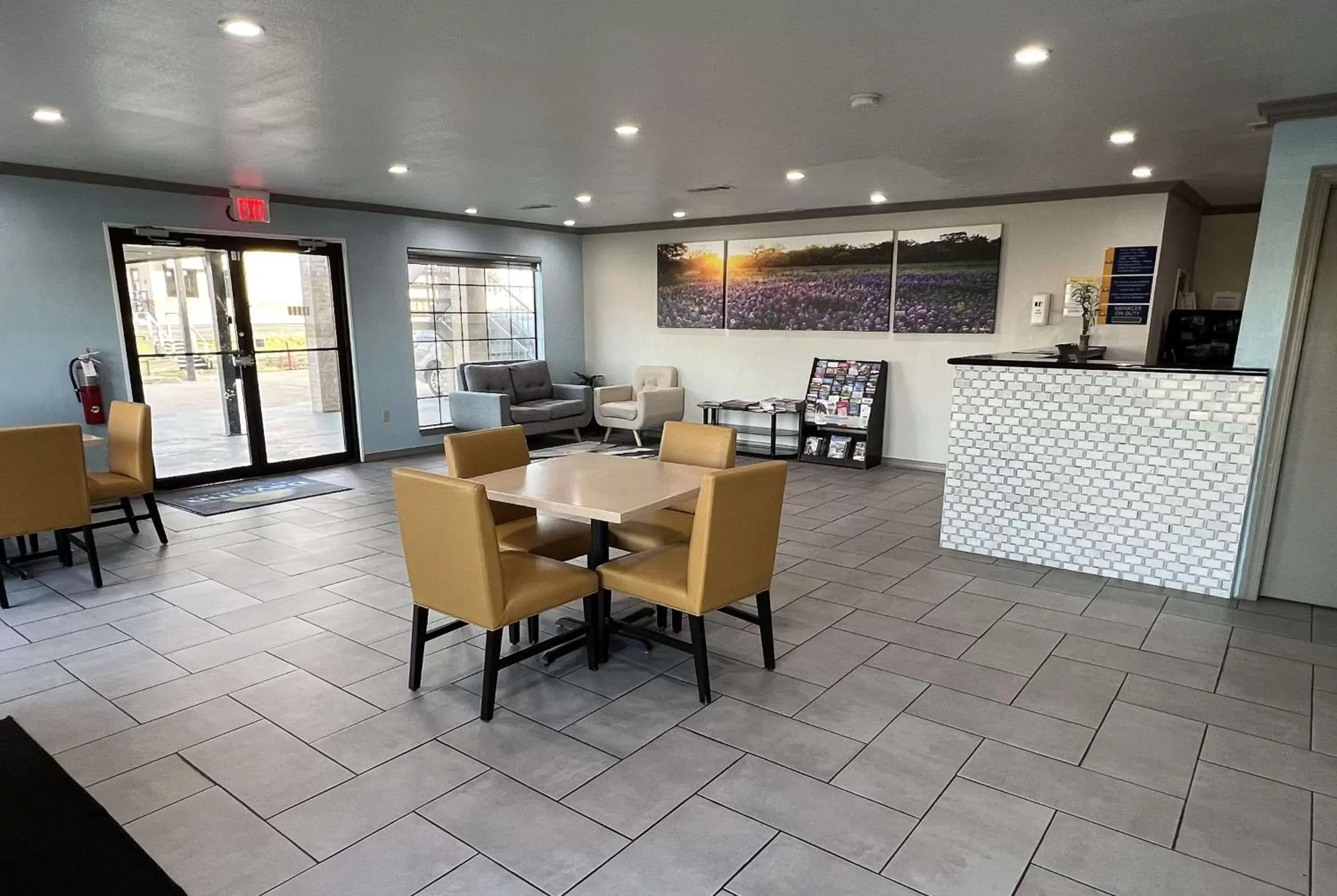 Lobby or reception, Restaurant/Places to Eat in Days Inn & Suites by Wyndham - Canton First Monday Trade Days