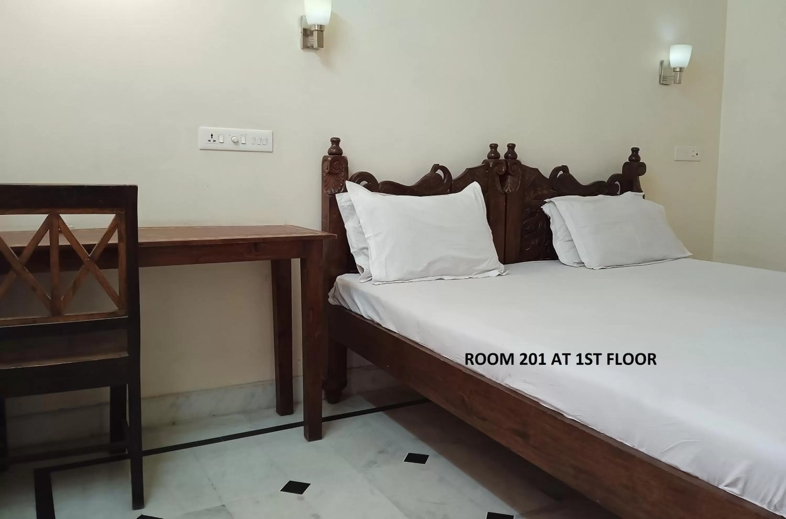 Photo of the whole room, Bed in Rigmor haveli