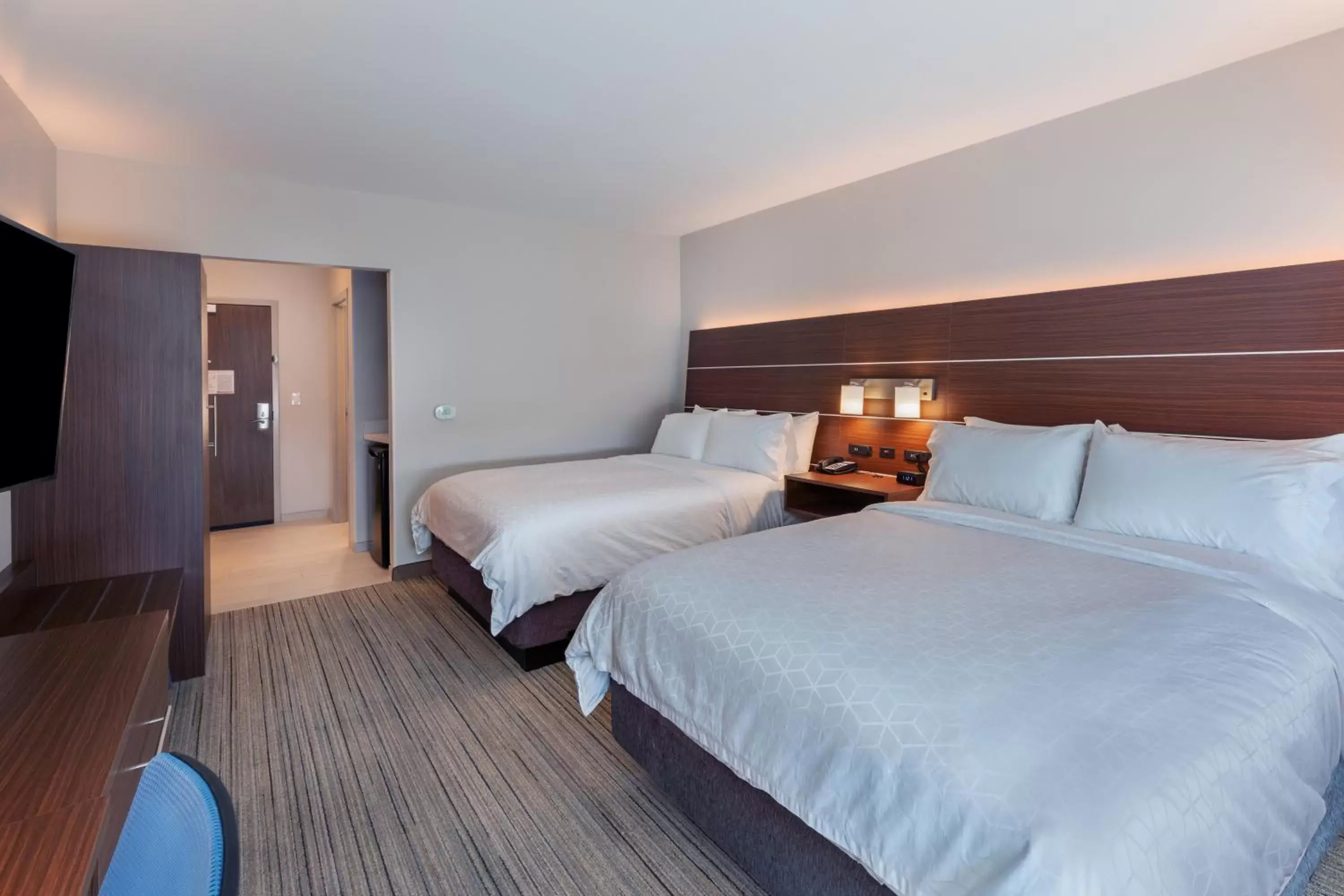 Bed in Holiday Inn Express & Suites - Parsons, an IHG Hotel