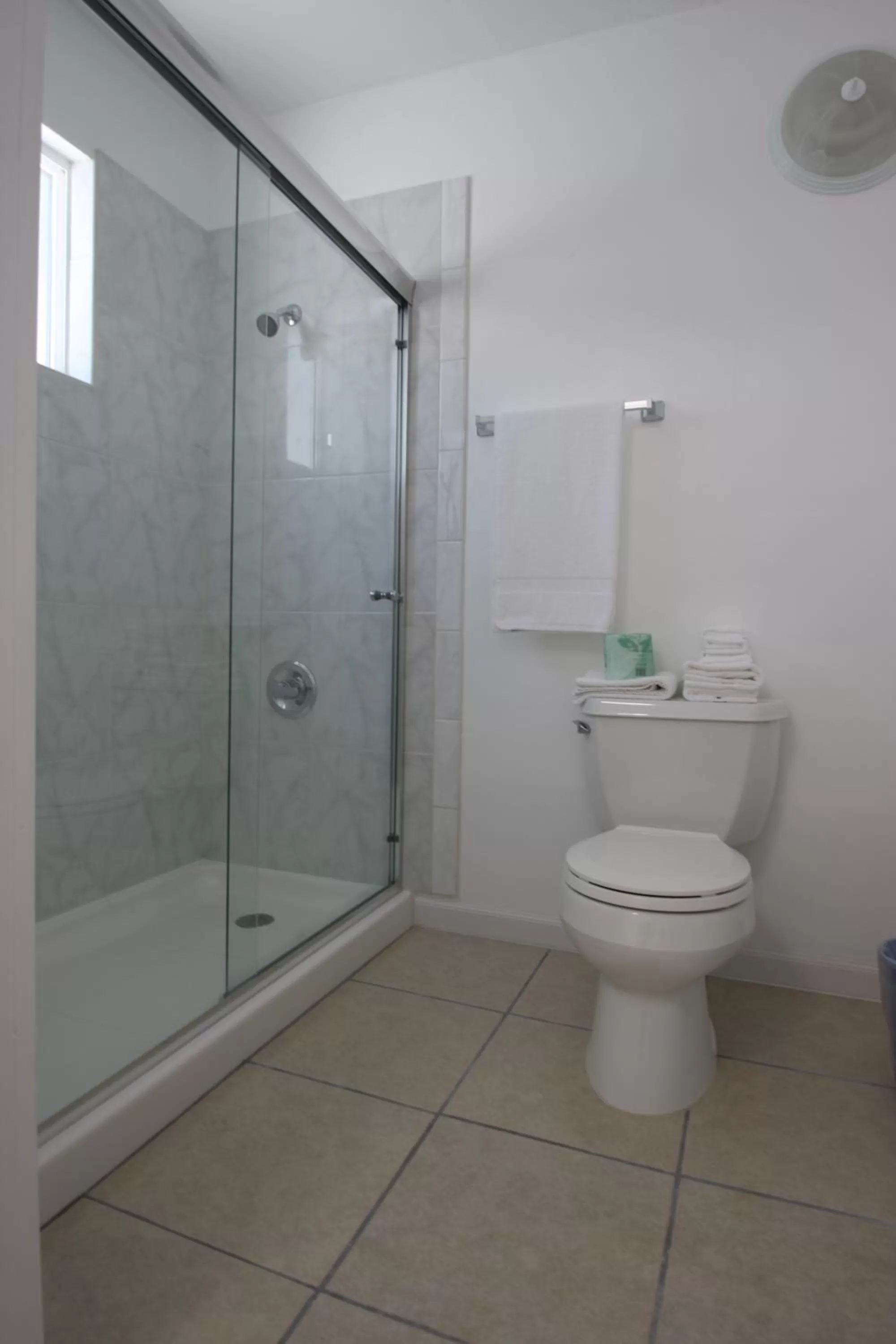 Bathroom in Redwood Inn