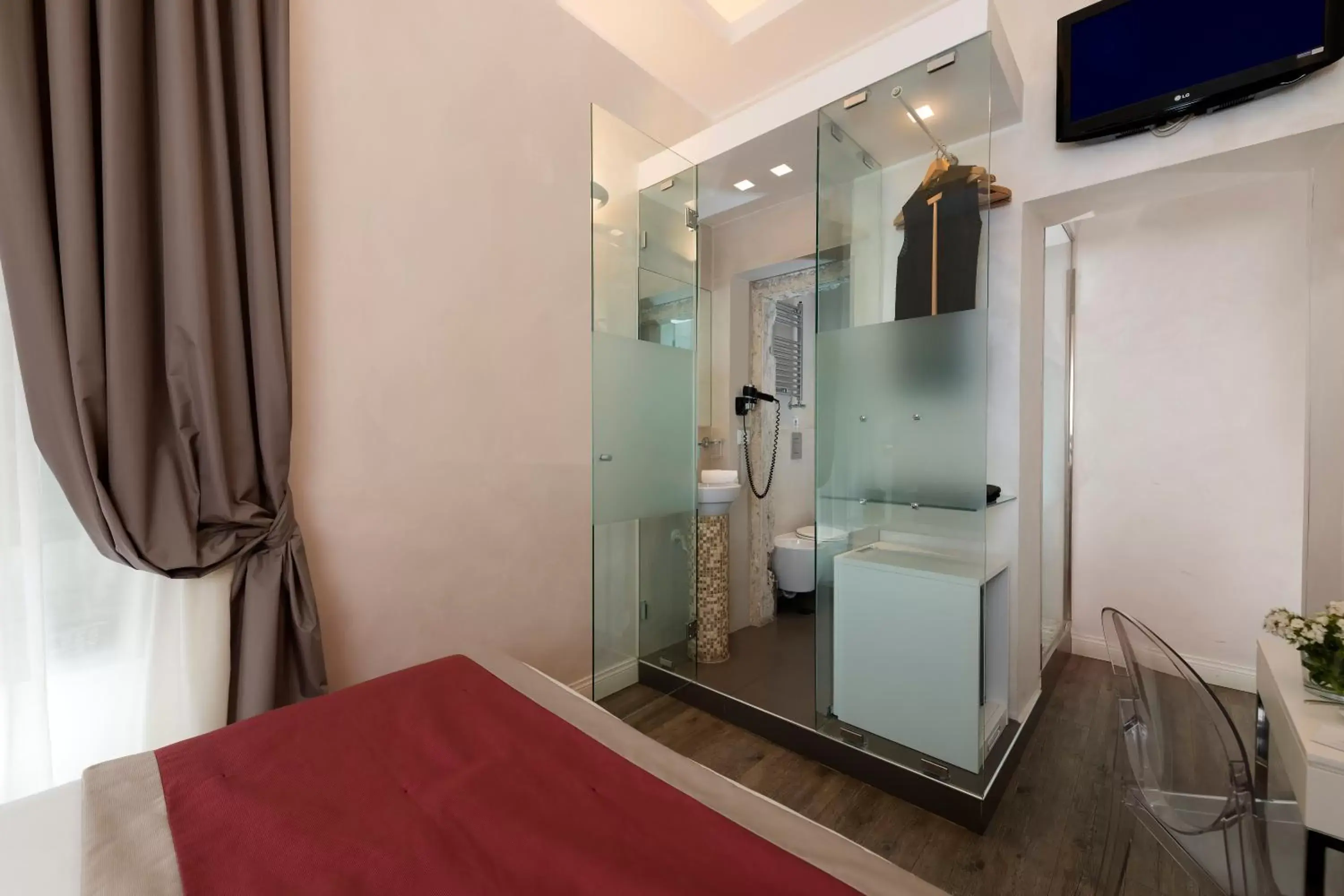 Bathroom, Bed in Hotel Navona
