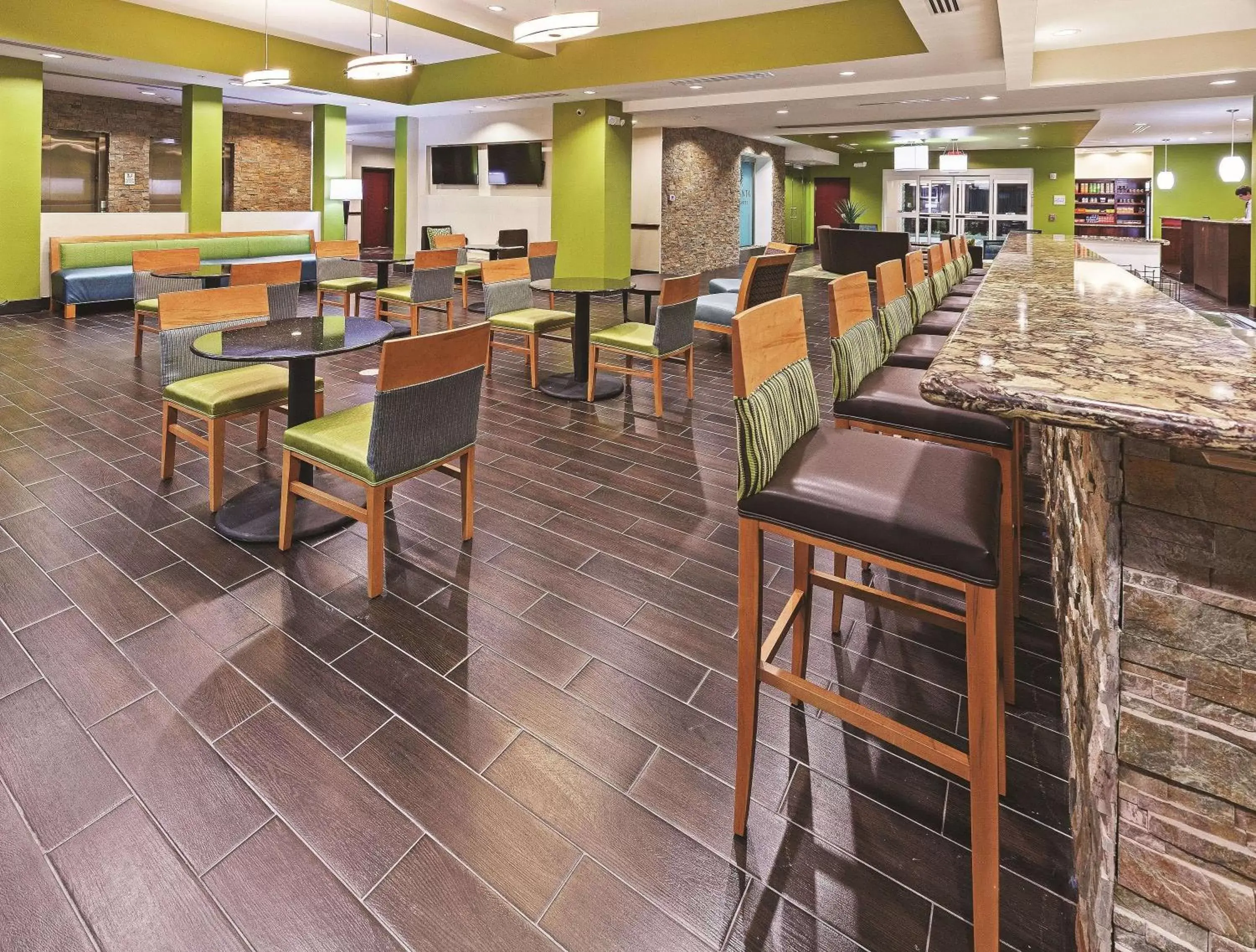 Lobby or reception, Restaurant/Places to Eat in La Quinta by Wyndham Houston Willowbrook