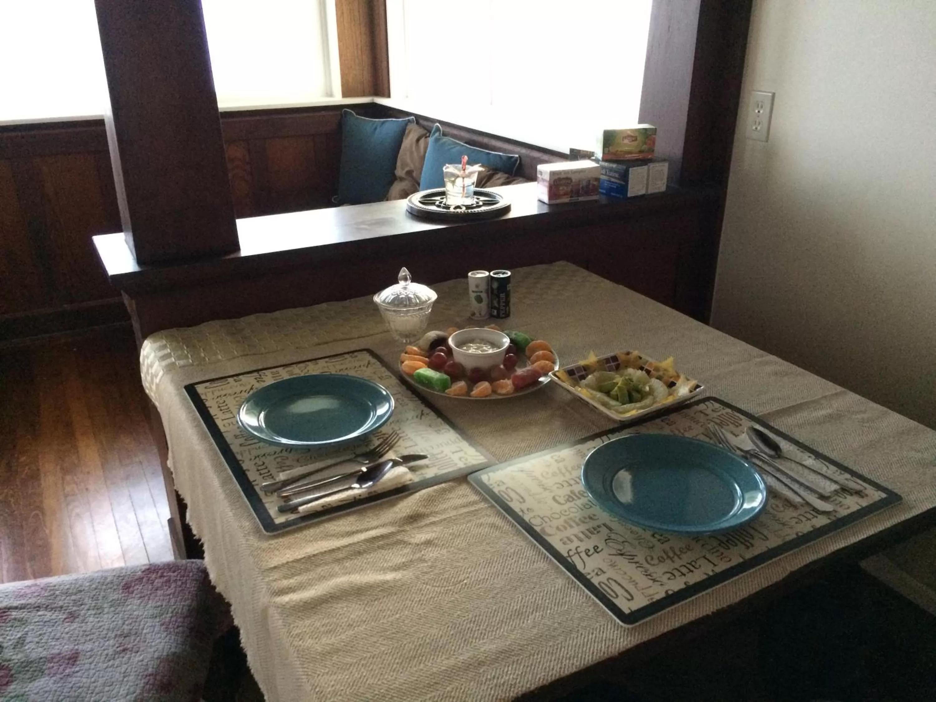 Dining area in Hilo Bay Oceanfront Bed and Breakfast