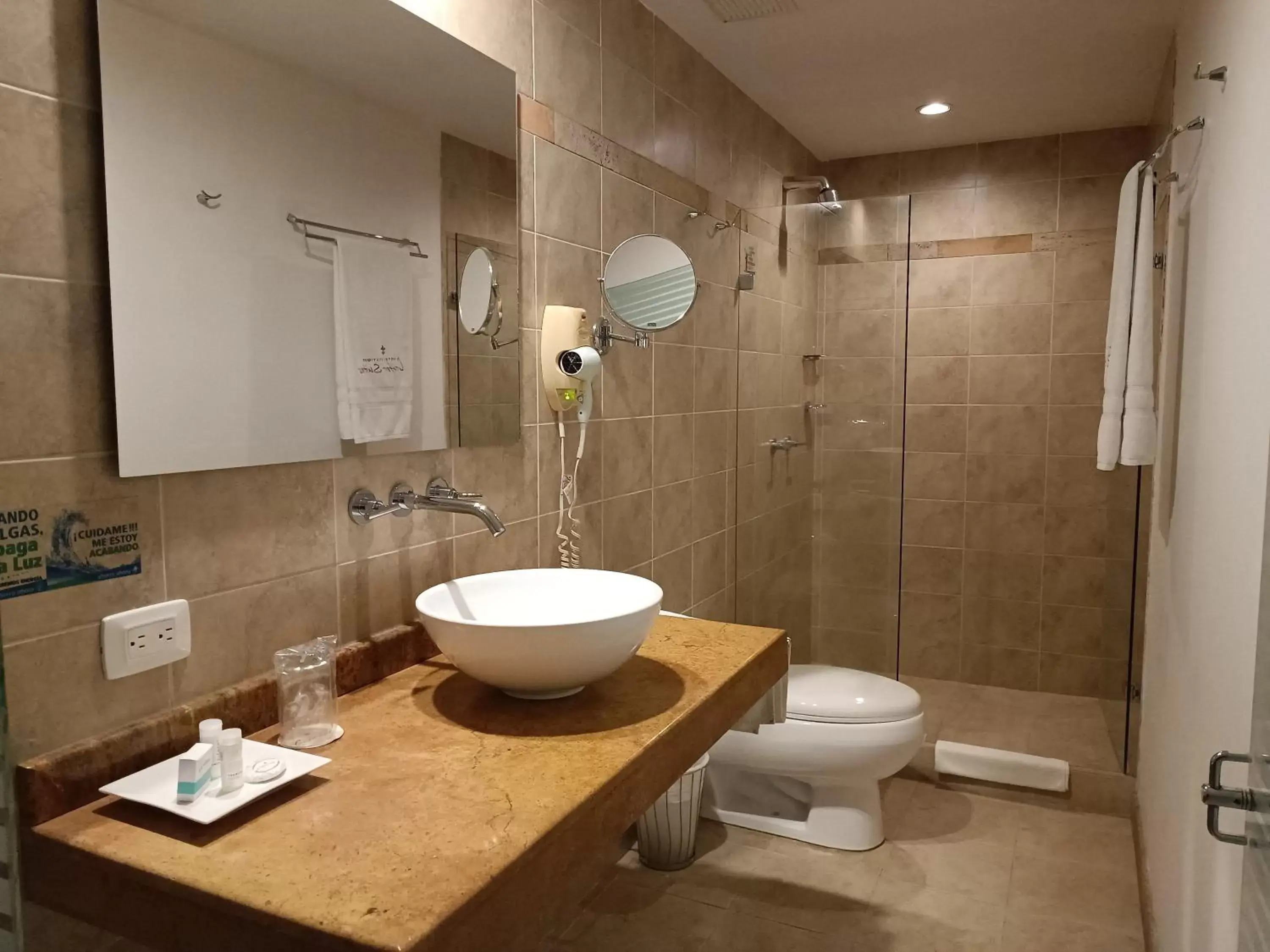 Shower, Bathroom in Hotel Boutique Confort Suites