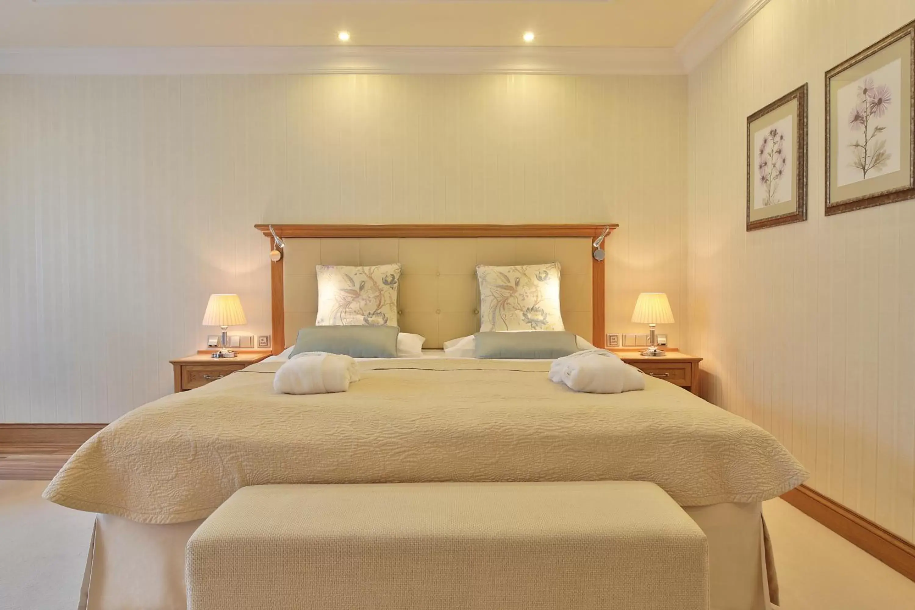 Bedroom, Bed in Retro Riverside Wellness Resort