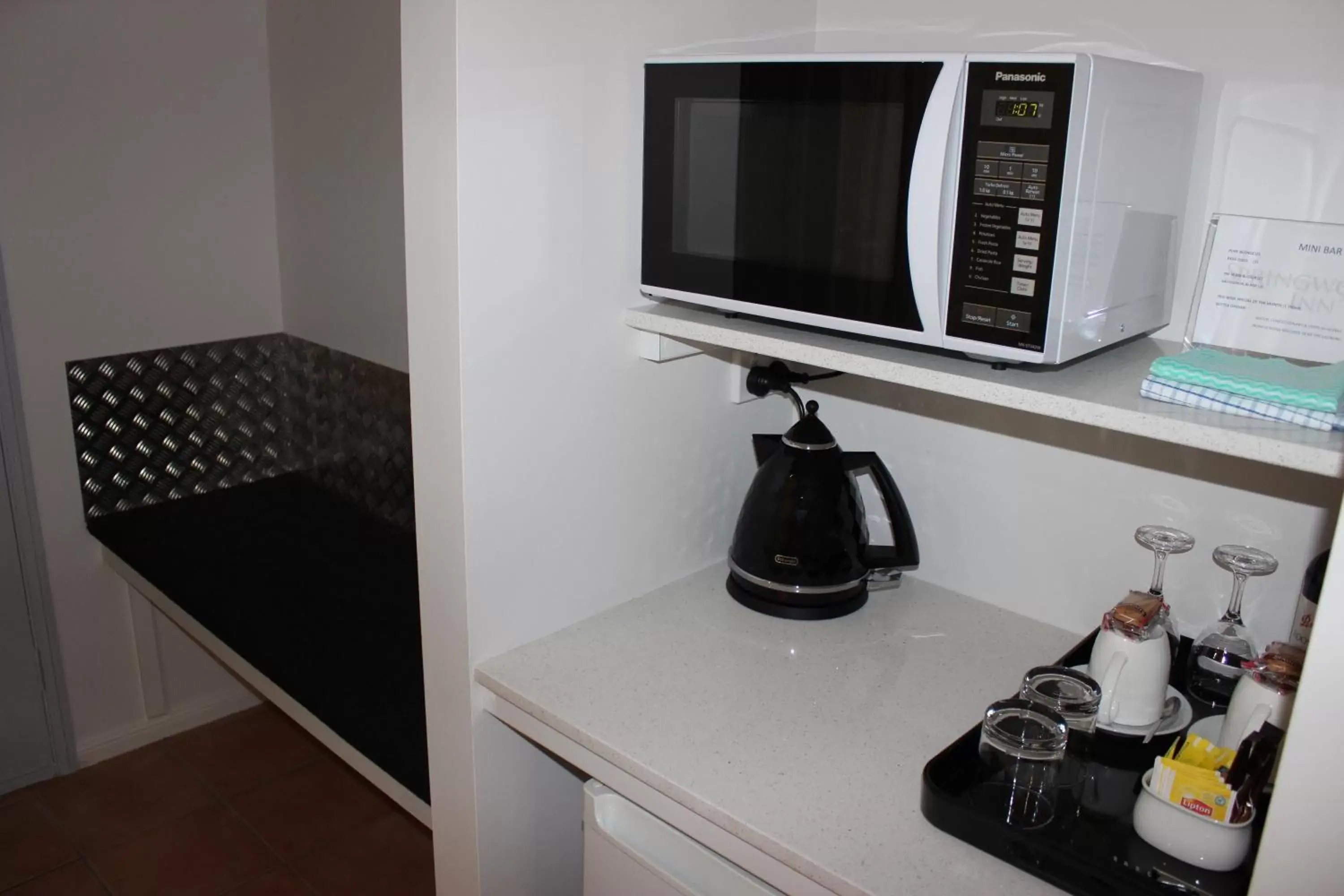 Coffee/tea facilities, TV/Entertainment Center in Springwood Motor Inn