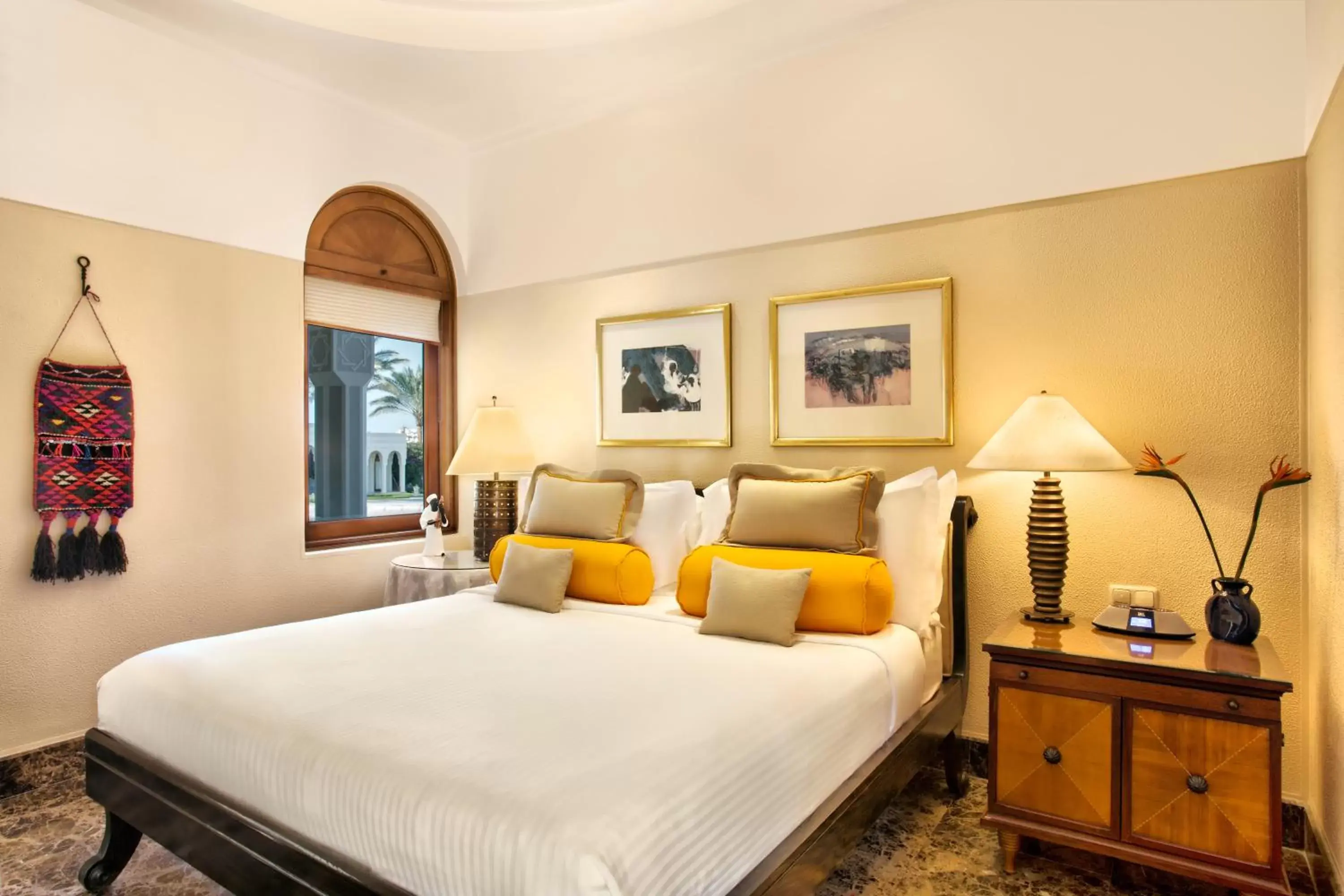 Bedroom, Bed in The Oberoi Beach Resort, Sahl Hasheesh