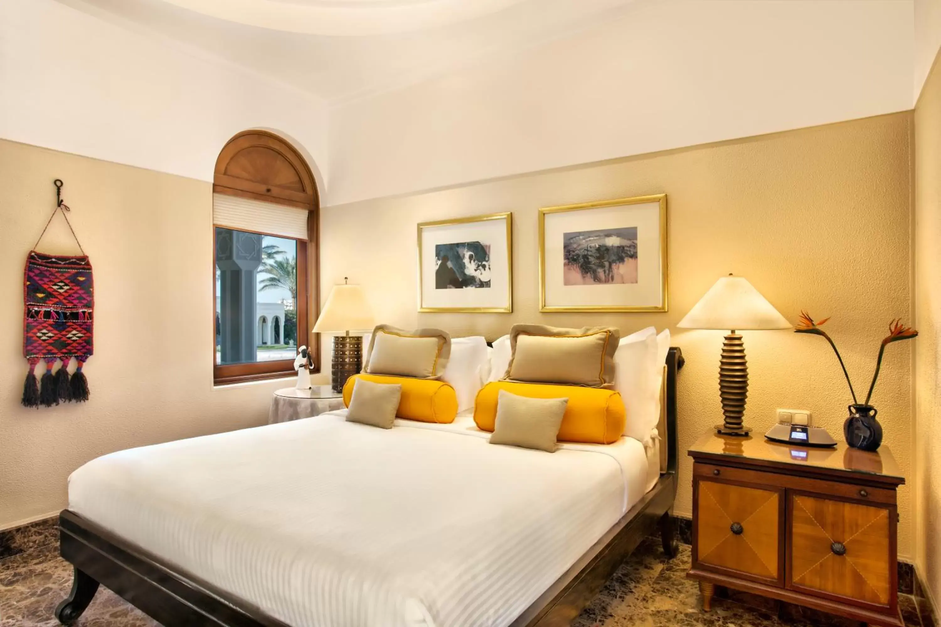 Bedroom, Bed in The Oberoi Beach Resort, Sahl Hasheesh Bedroom, Bed in The Oberoi Beach Resort, Sahl Hasheesh