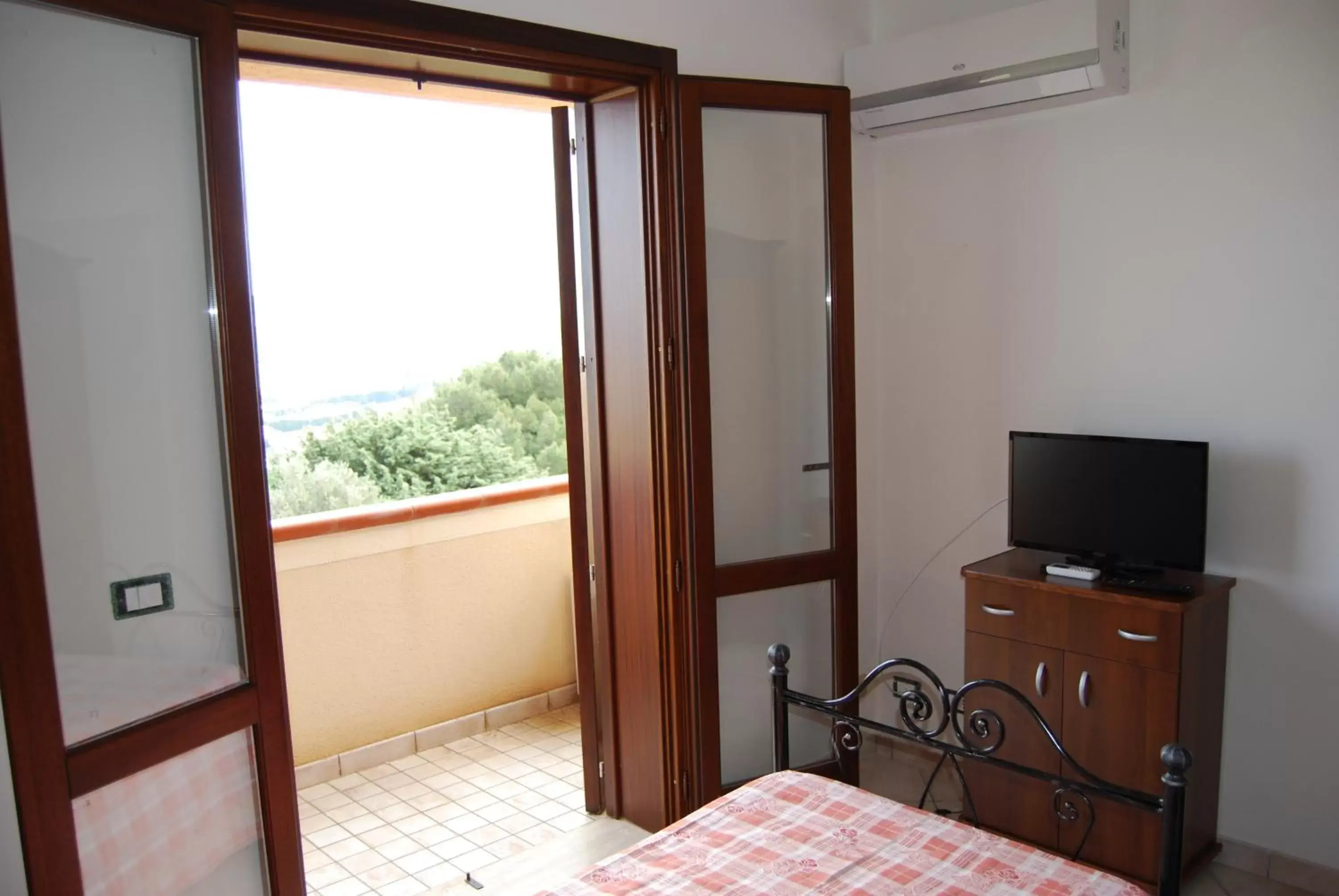 Bed, TV/Entertainment Center in In Sicilia da Ciro