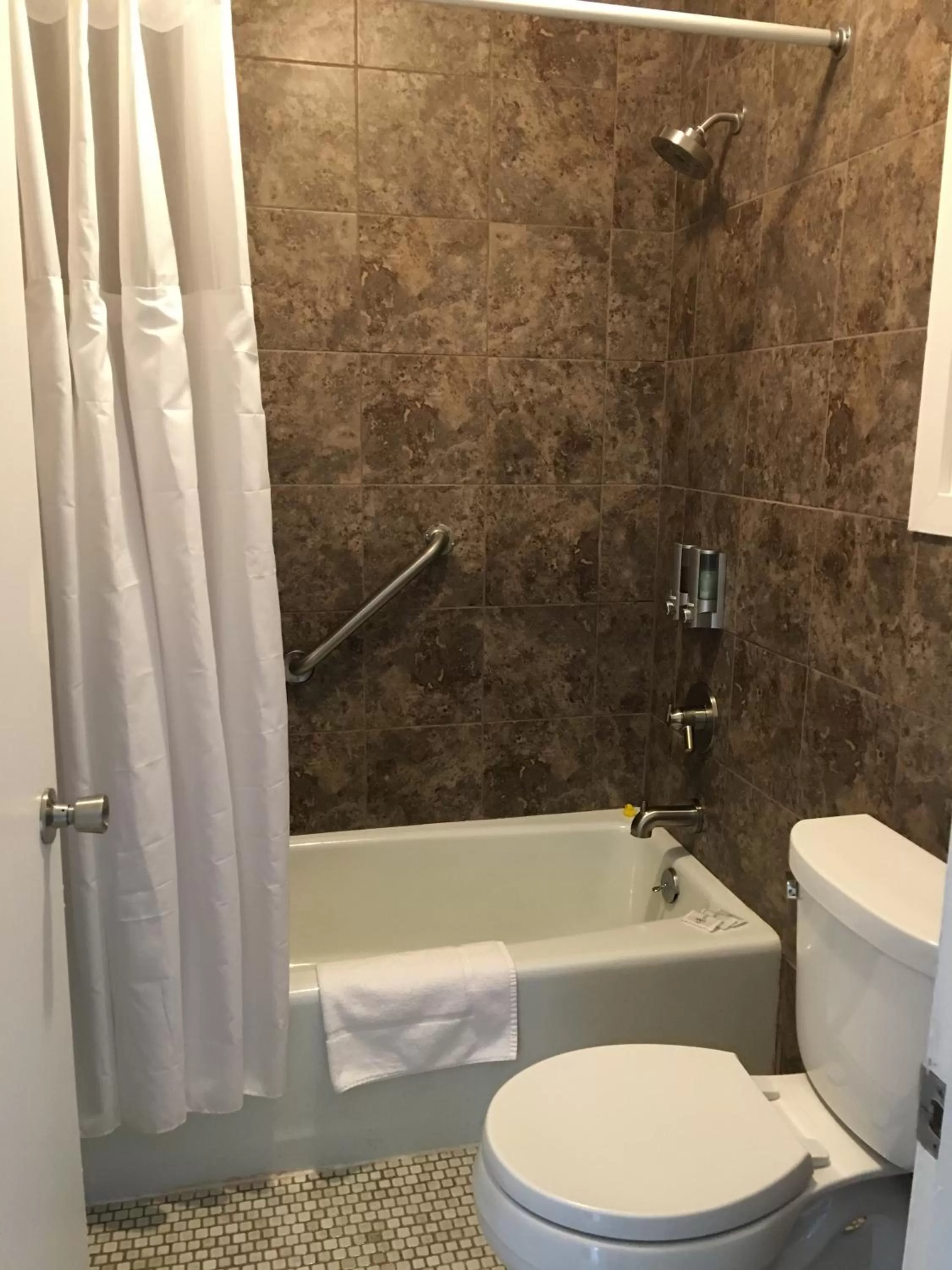 Bathroom in Cardinal Inn