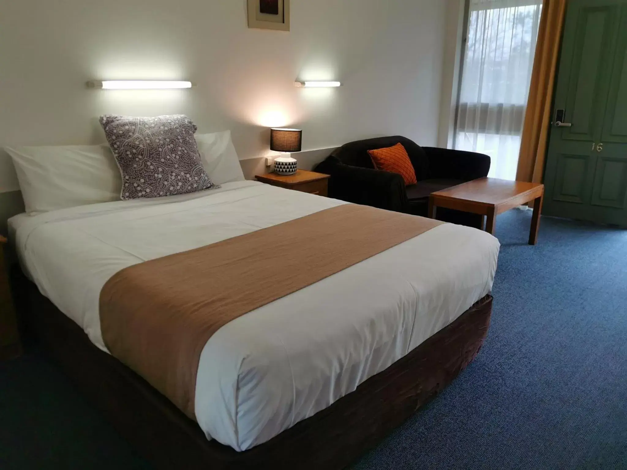Seating area, Bed in Ballarat Eureka Lodge Motel