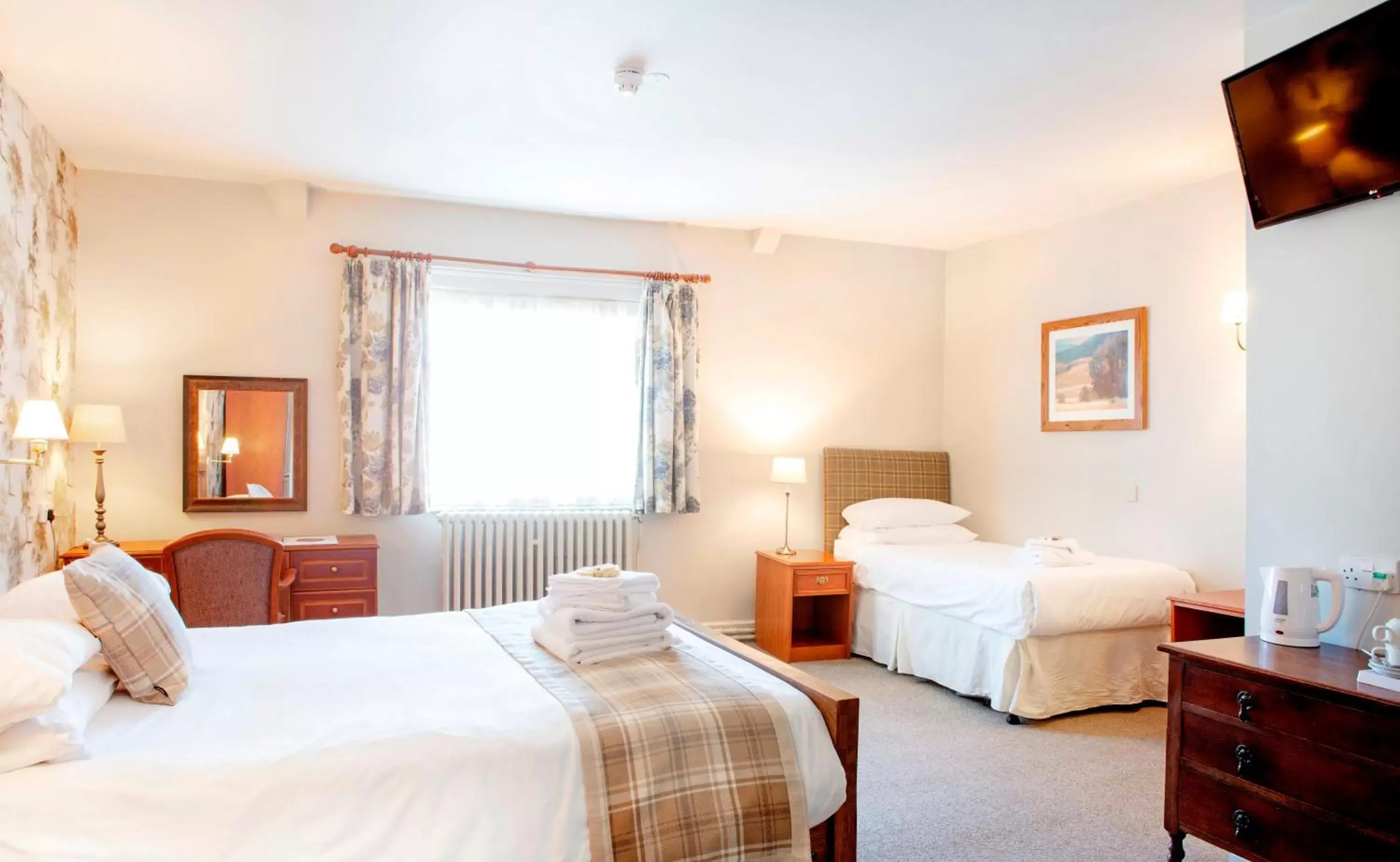Photo of the whole room, Bed in The Old Bell - Warminster
