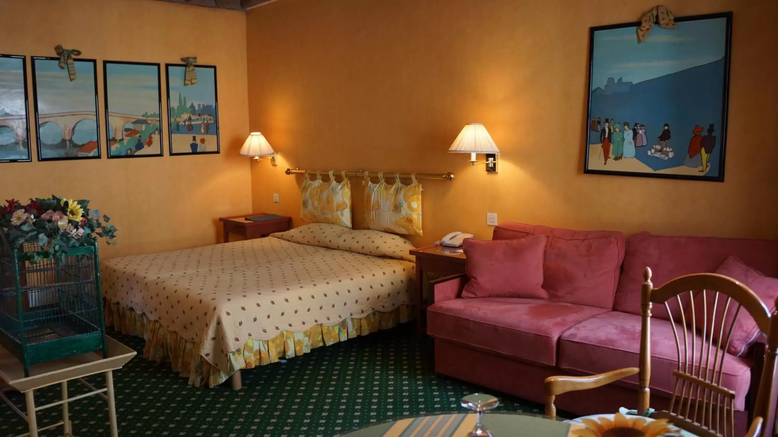 Photo of the whole room, Bed in Le Relais Médicis