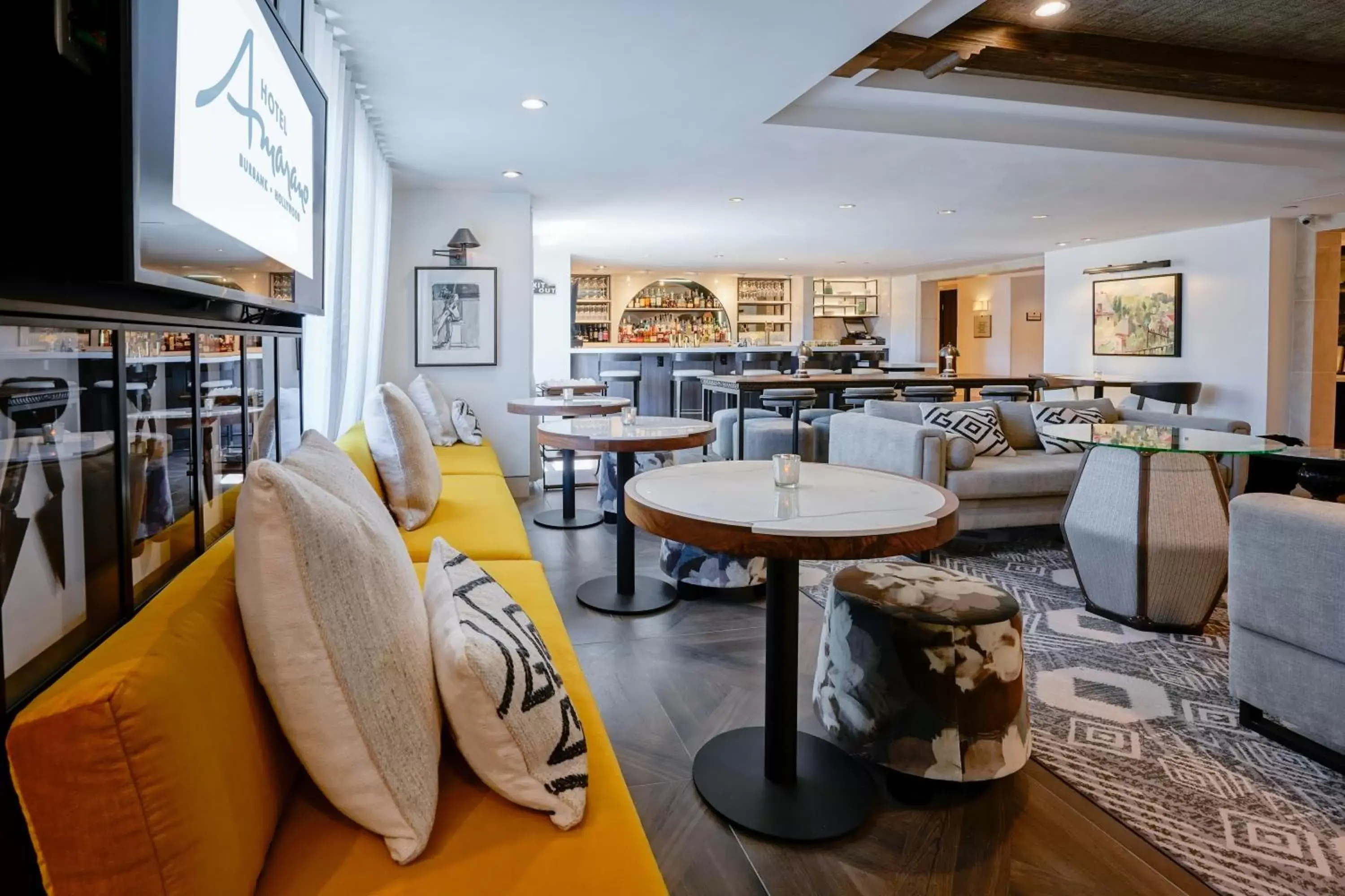 Communal lounge/ TV room, Lounge/Bar in Hotel Amarano Burbank-Hollywood