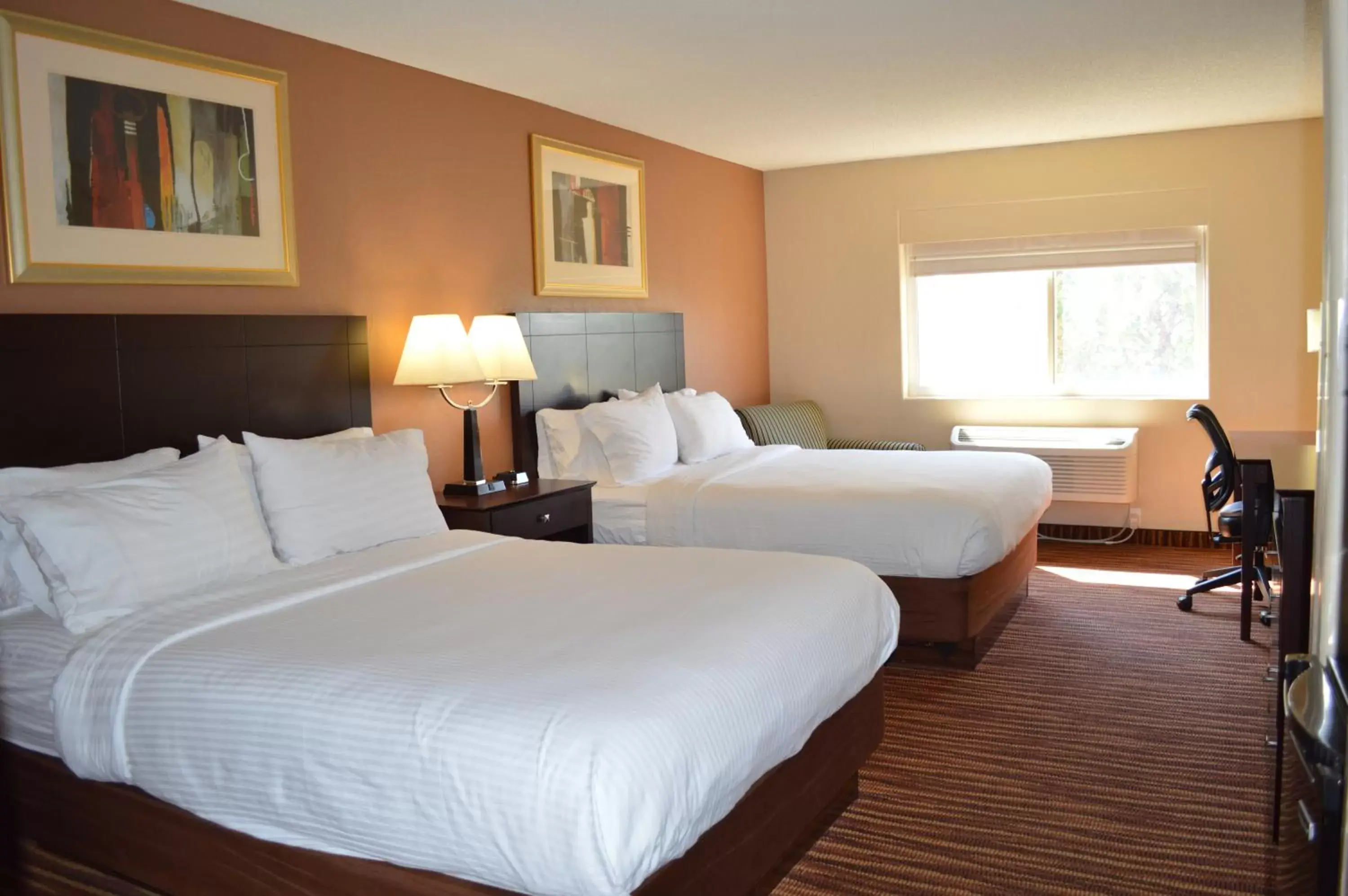 Bed in First Choice Inn at the Swell Bed in First Choice Inn at the Swell