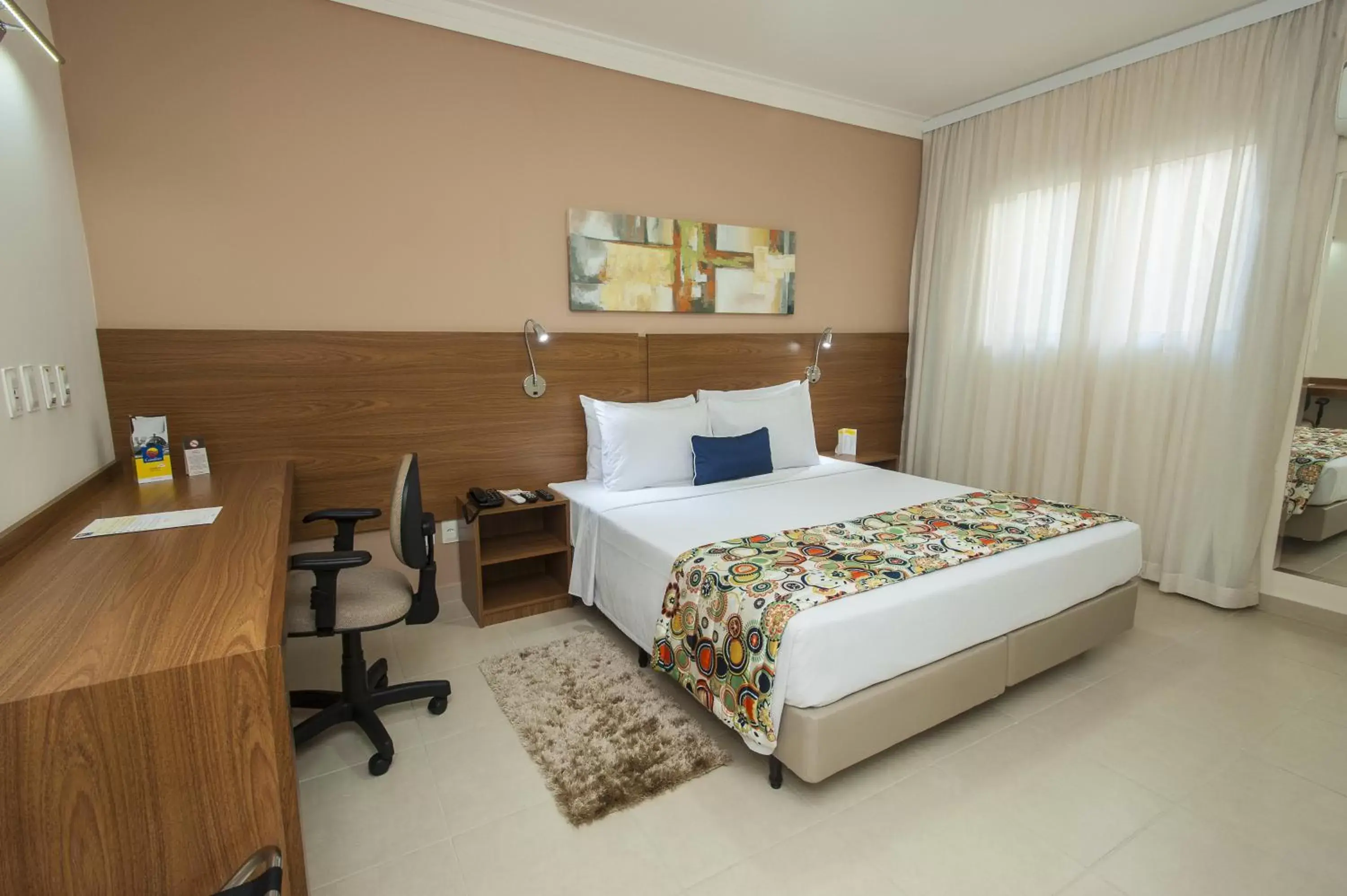 Shower, Bed in Comfort Hotel Bauru Shower, Bed in Comfort Hotel Bauru