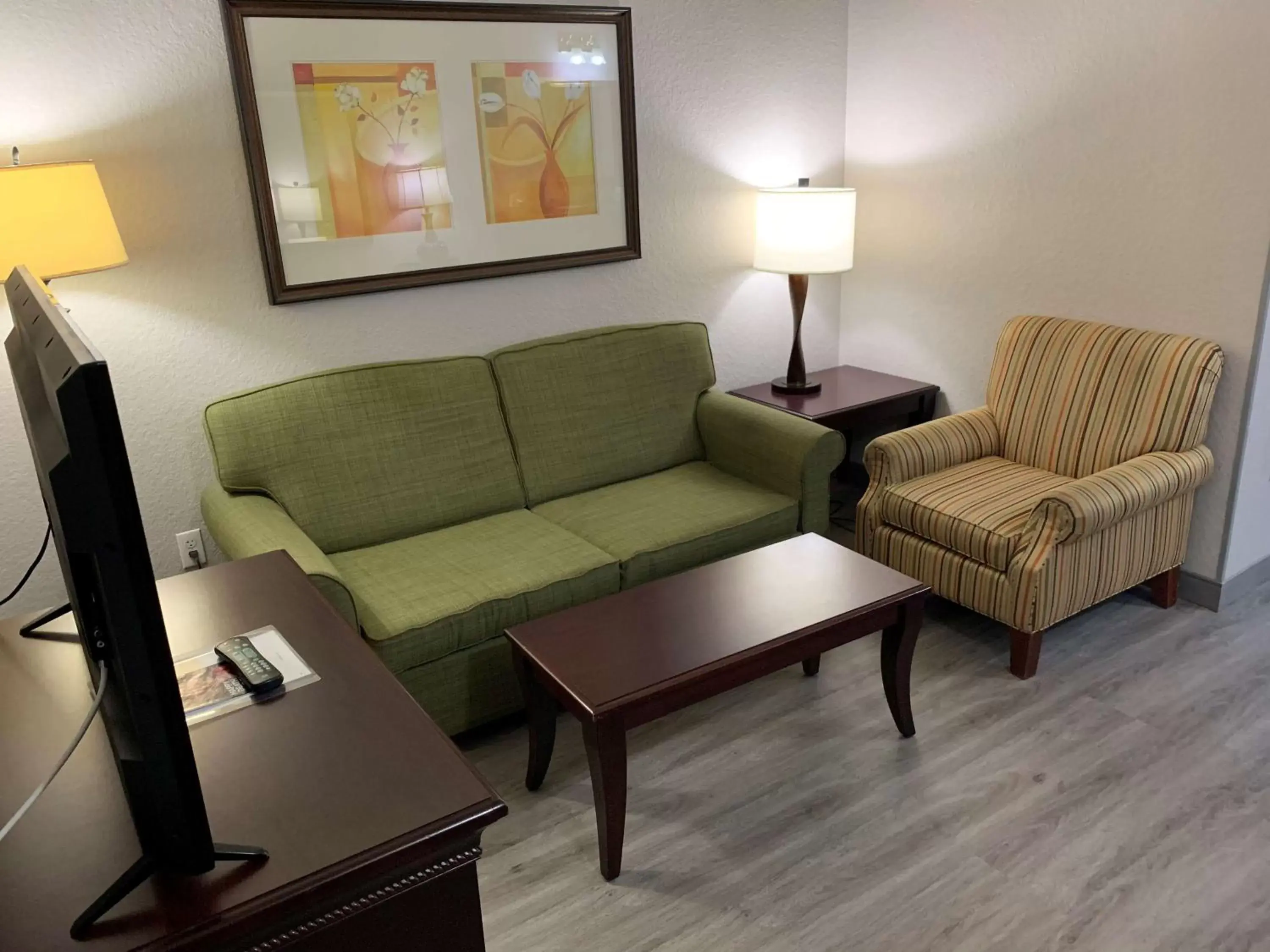 Photo of the whole room, Seating Area in Country Inn & Suites by Radisson, Jacksonville West, FL
